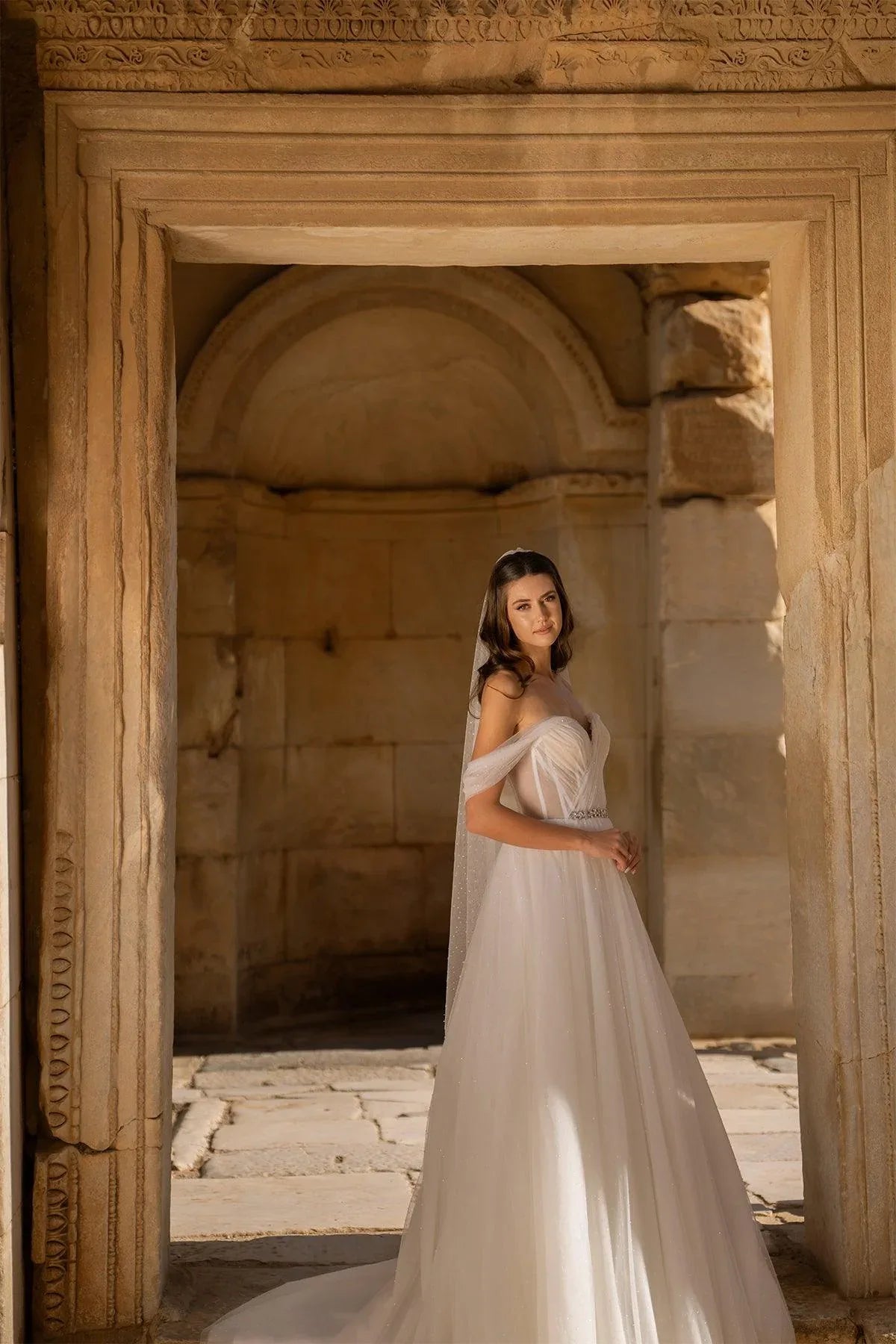 Sophronia Düşük Kollu Drapeli Helen Gelinlik - Mediha Cambaz Bridal