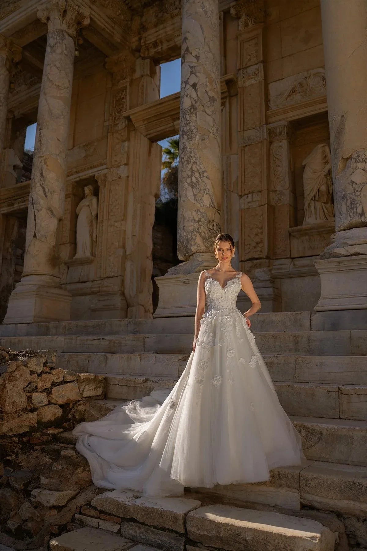 Lowell V Yaka Üç Boyutlu Papatyalı Bohem Gelinlik - Mediha Cambaz Bridal