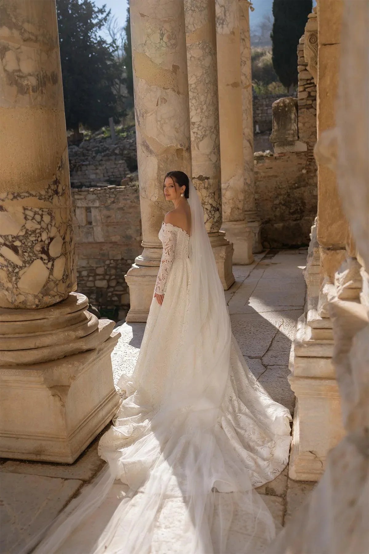 Hera Uzun Kollu Angles Güpürlü A Kesim Gelinlik - Mediha Cambaz Bridal
