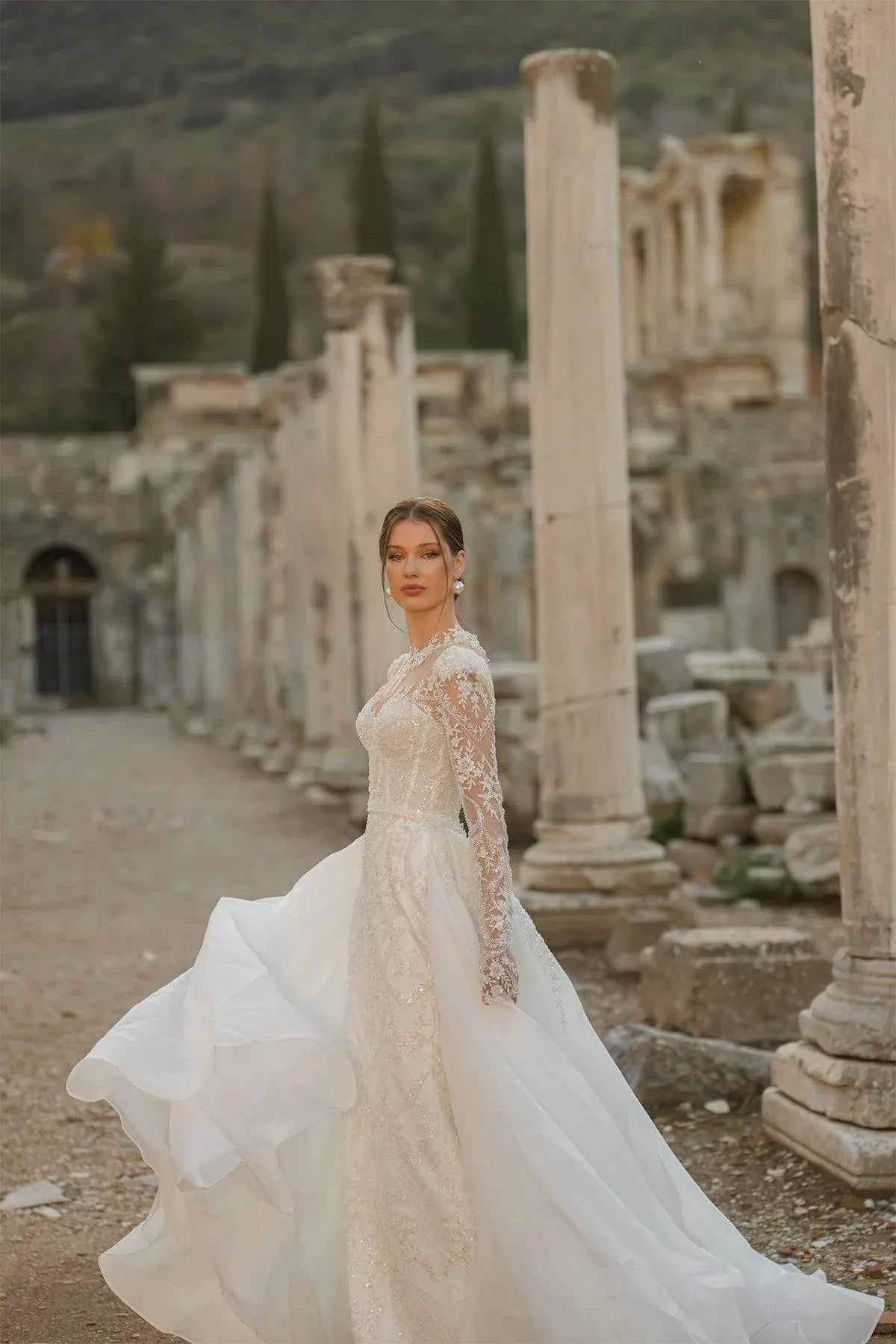 Renoir Kordone Uzun Kollu Entegre Etekli Düz Kesim Gelinlik - Mediha Cambaz Bridal