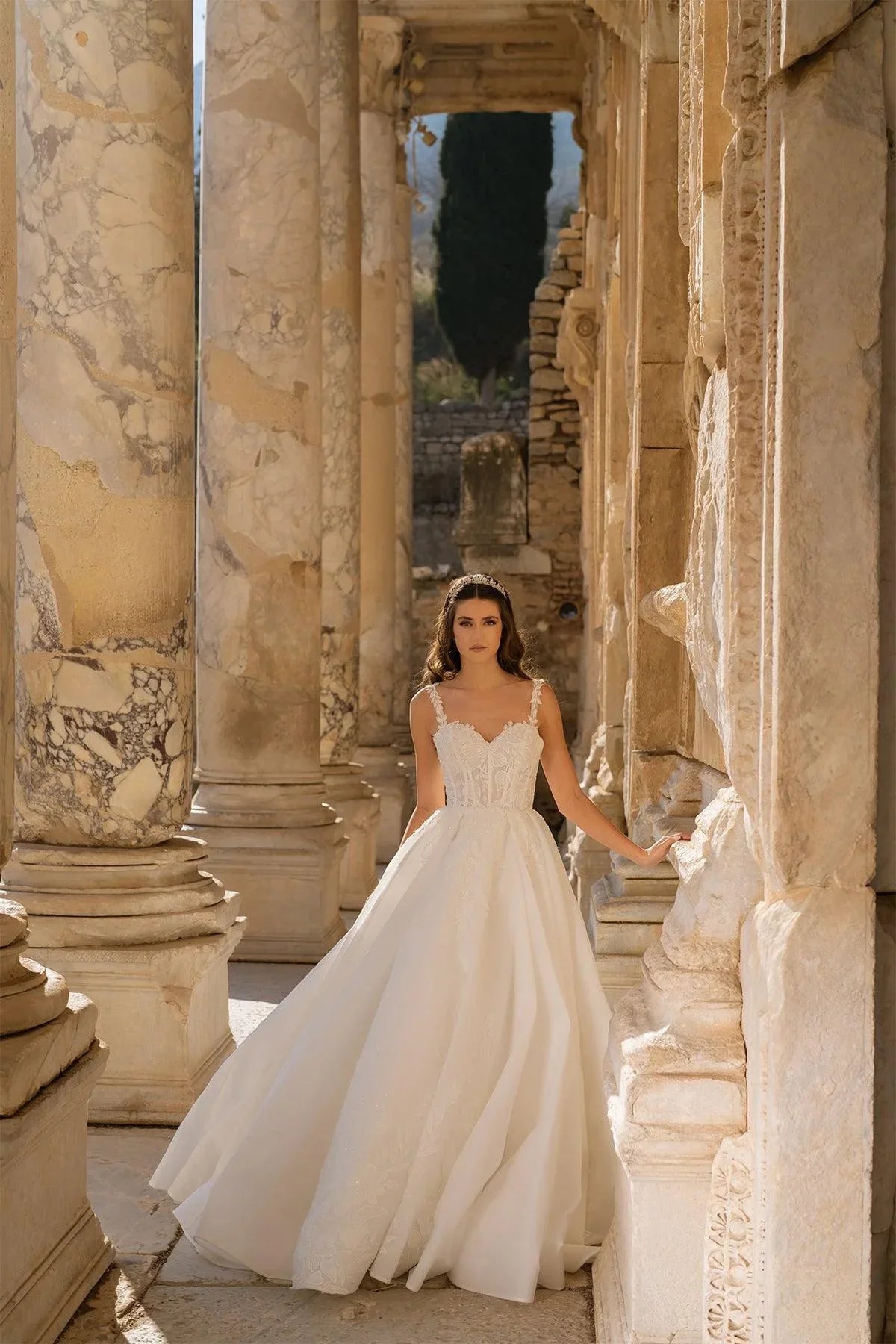 Seneca Kalp Yaka Çiçekli Pileli Prenses Gelinlik - Mediha Cambaz Bridal