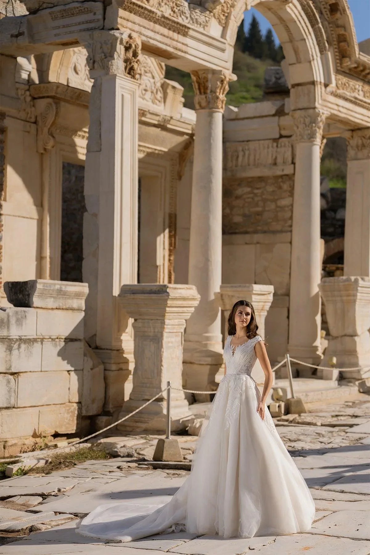 Mithridates Düşük Omuz Drapeli Helenistik Gelinlik - Mediha Cambaz Bridal
