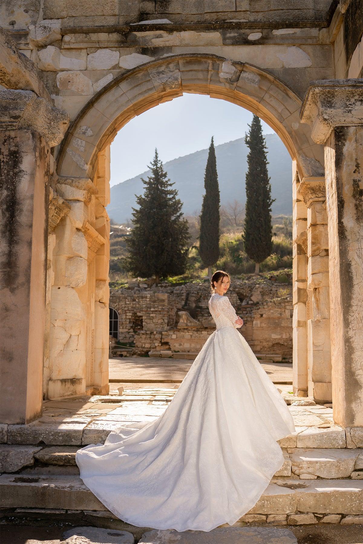 Dionysius Uzun Kollu Beş Köşe Yaka Prenses Gelinlik - Mediha Cambaz Bridal