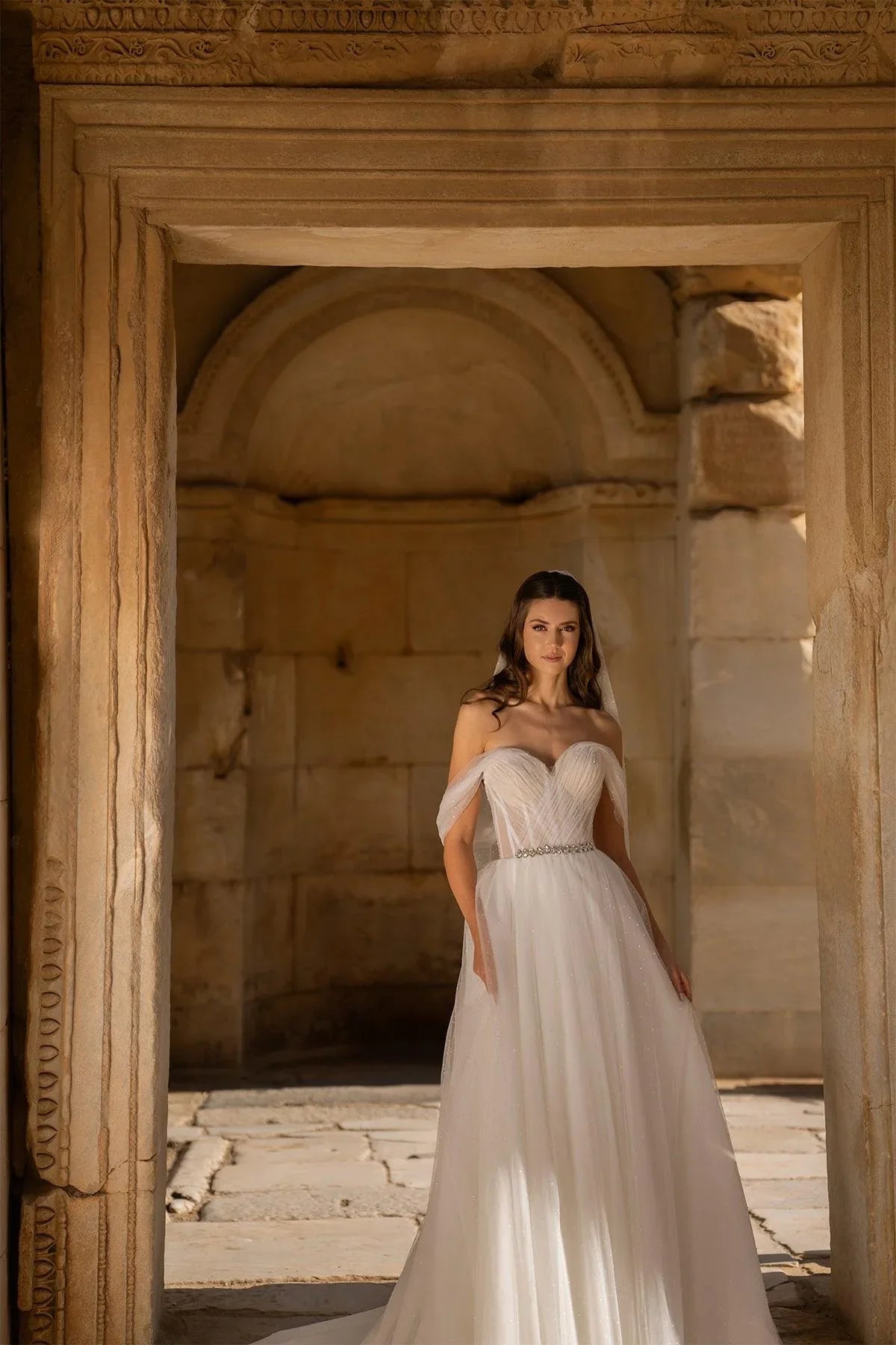 Sophronia Düşük Kollu Drapeli Helen Gelinlik - Mediha Cambaz Bridal