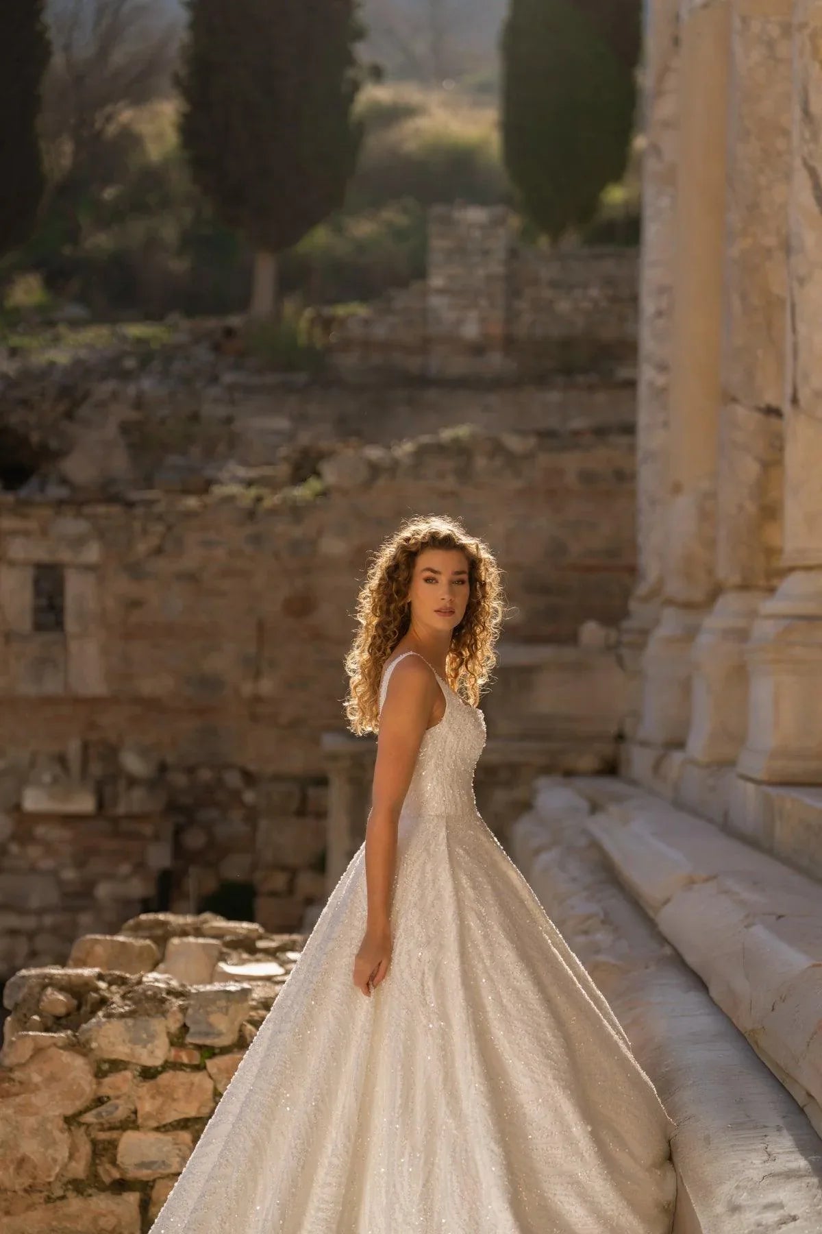 Antiochus Kare Yaka Kasnak İşi A Kesim Gelinlik - Mediha Cambaz Bridal