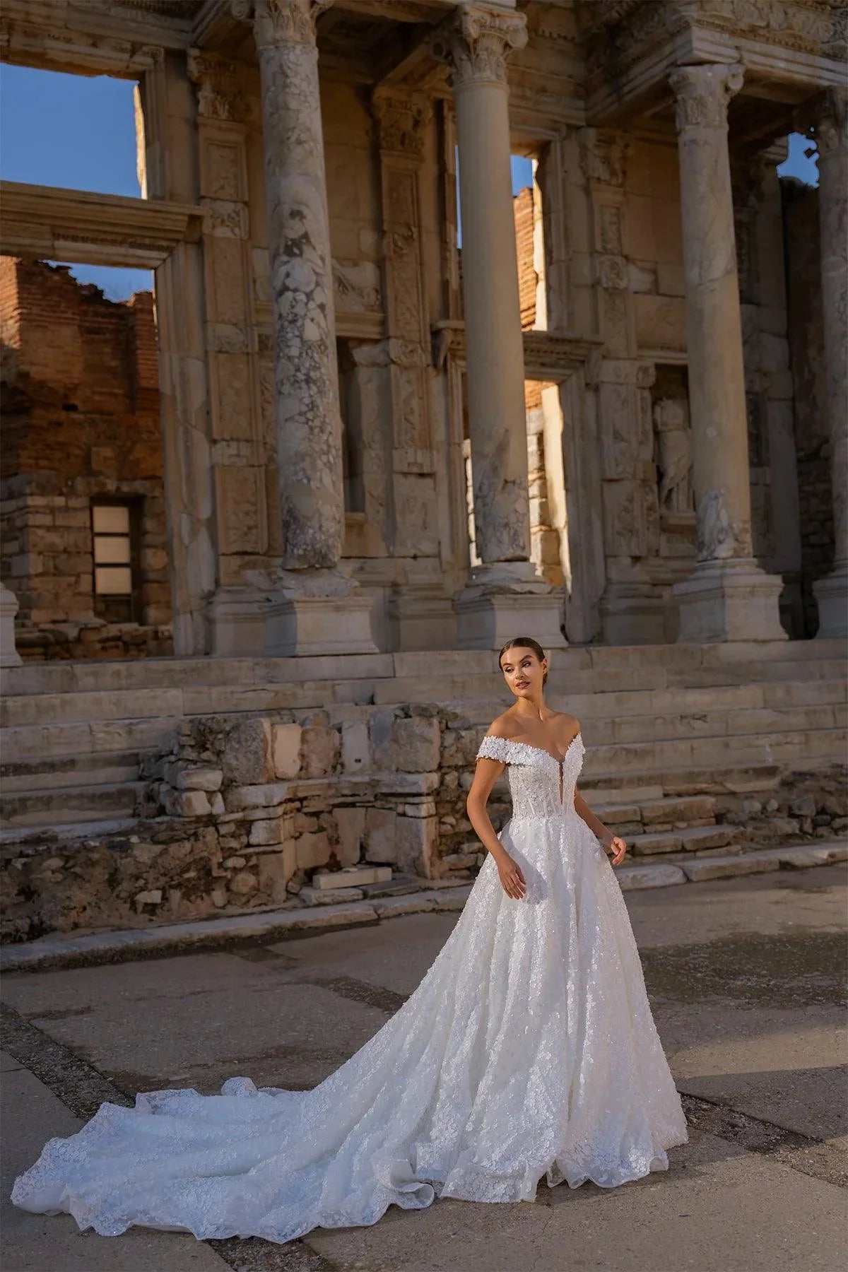 Cyrus Madonna Yaka Çiçekli A Kesim Gelinlik - Mediha Cambaz Bridal