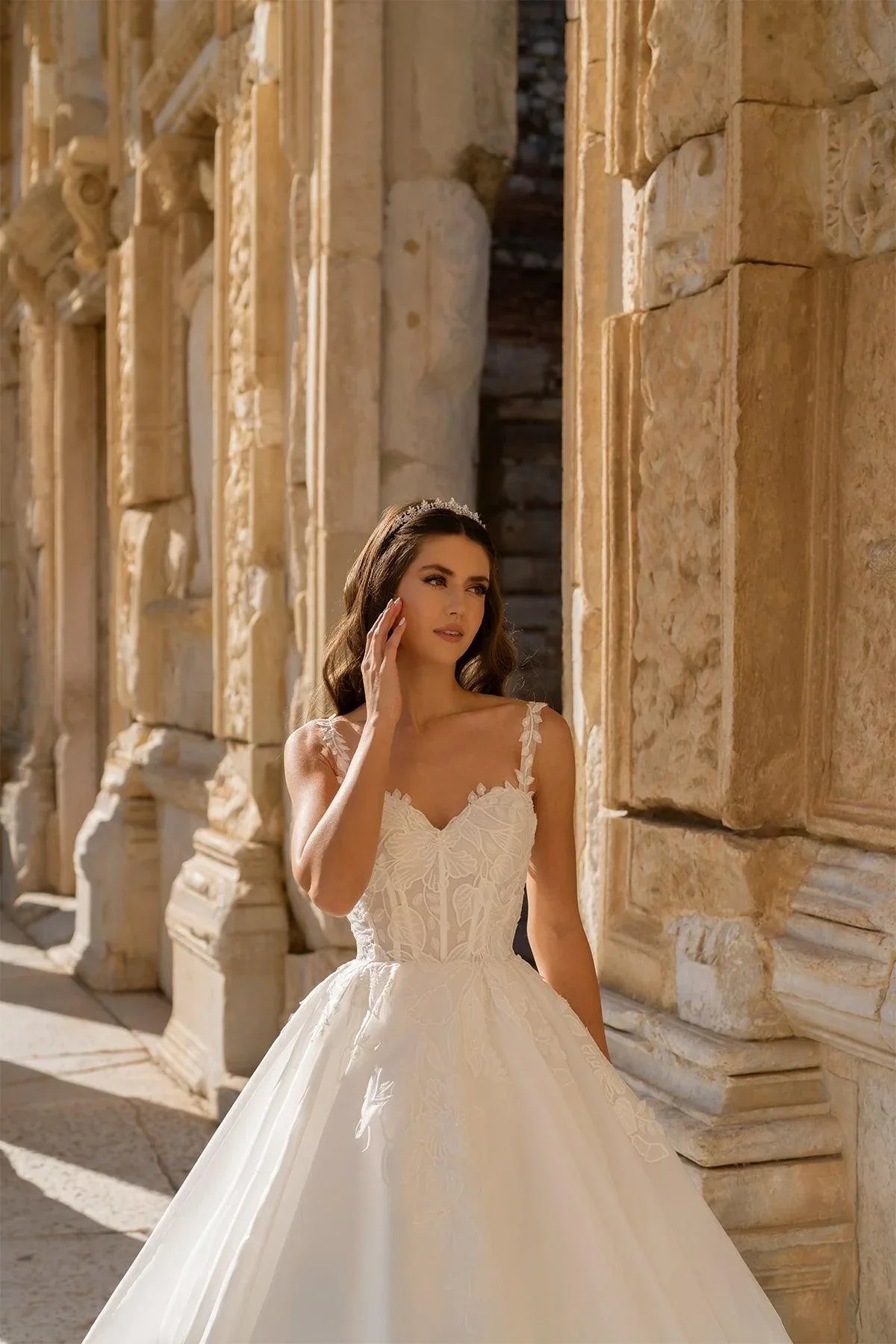 Seneca Kalp Yaka Çiçekli Pileli Prenses Gelinlik - Mediha Cambaz Bridal