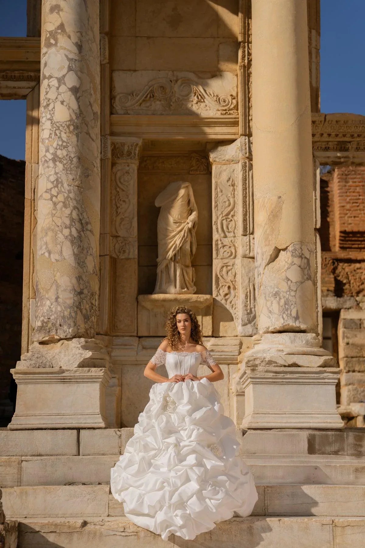 Artemisia Fransız Dantelli Korseli Üç Boyutlu Saten Gelinlik - Mediha Cambaz Bridal