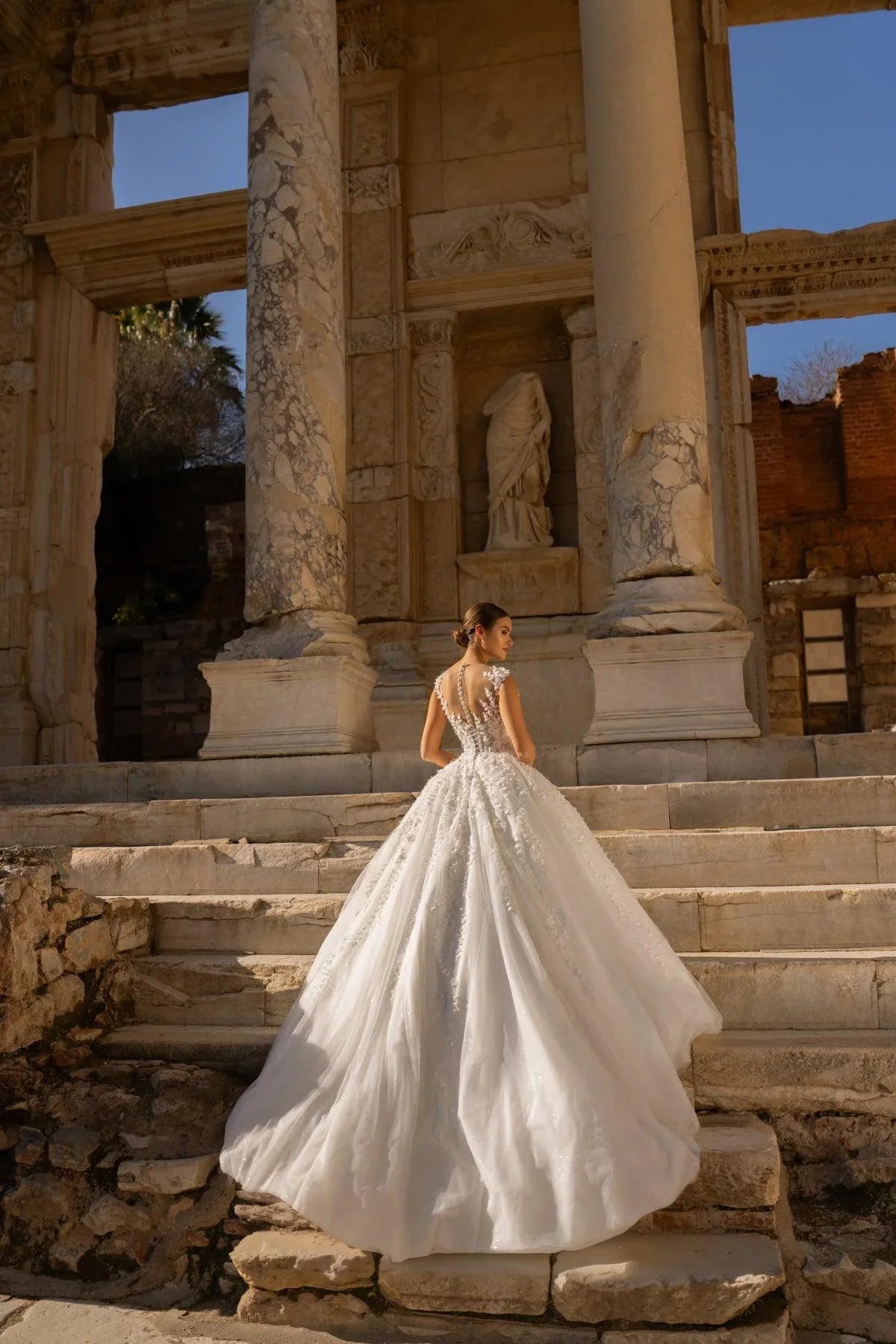 Arsineo Askılı Çiçek Aplikeli Prenses Kesim Gelinlik - Mediha Cambaz Bridal