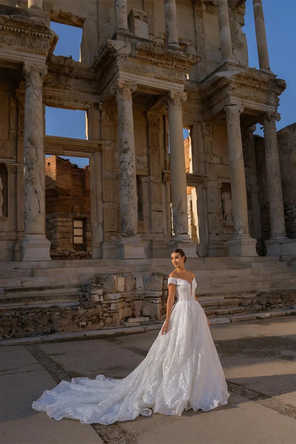 Cyrus Madonna Yaka Çiçekli A Kesim Gelinlik - Mediha Cambaz Bridal