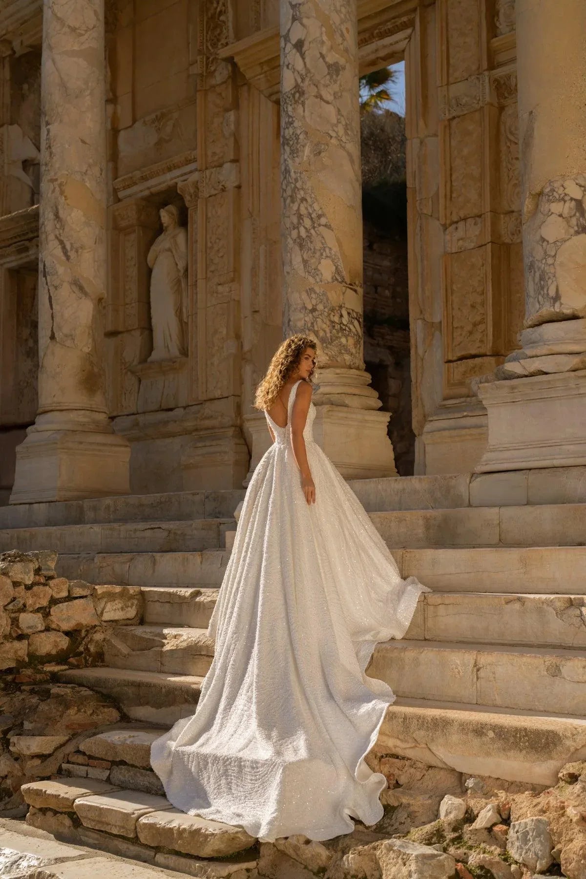 Antiochus Kare Yaka Kasnak İşi A Kesim Gelinlik - Mediha Cambaz Bridal