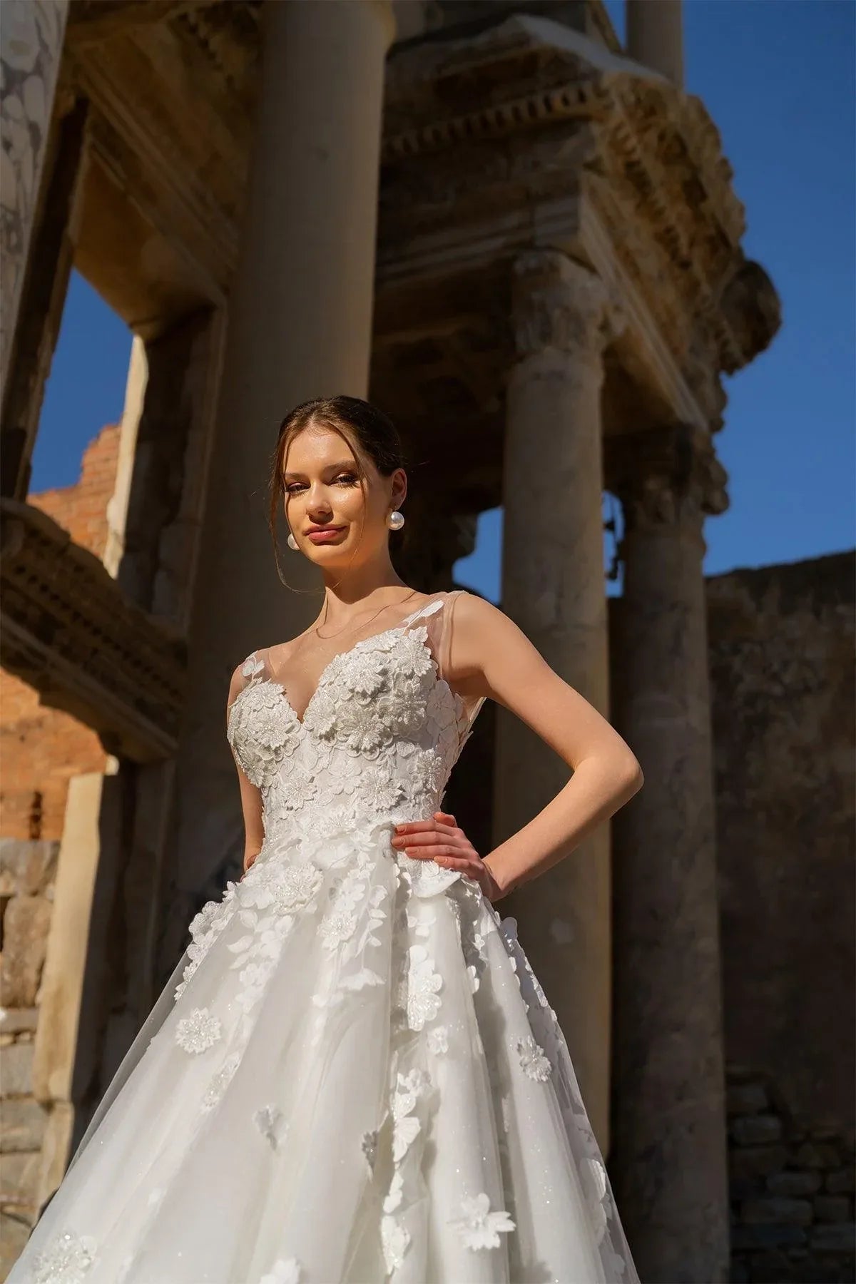 Lowell V Yaka Üç Boyutlu Papatyalı Bohem Gelinlik - Mediha Cambaz Bridal
