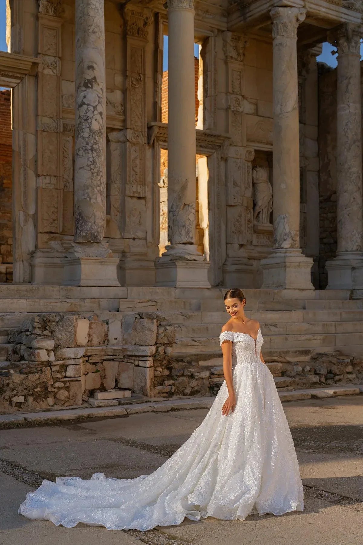 Cyrus Madonna Yaka Çiçekli A Kesim Gelinlik - Mediha Cambaz Bridal