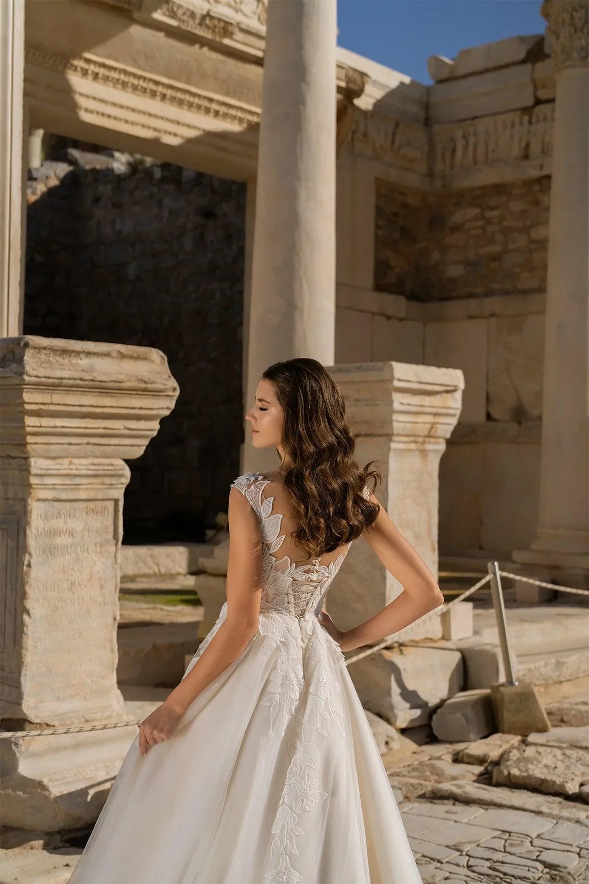 Mithridates Düşük Omuz Drapeli Helenistik Gelinlik - Mediha Cambaz Bridal