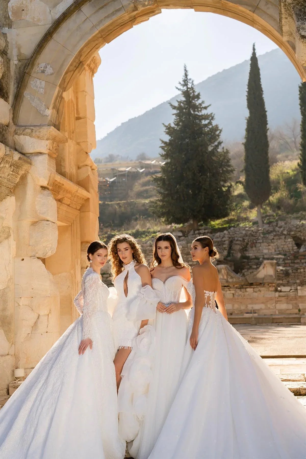 Dionysius Uzun Kollu Beş Köşe Yaka Prenses Gelinlik - Mediha Cambaz Bridal