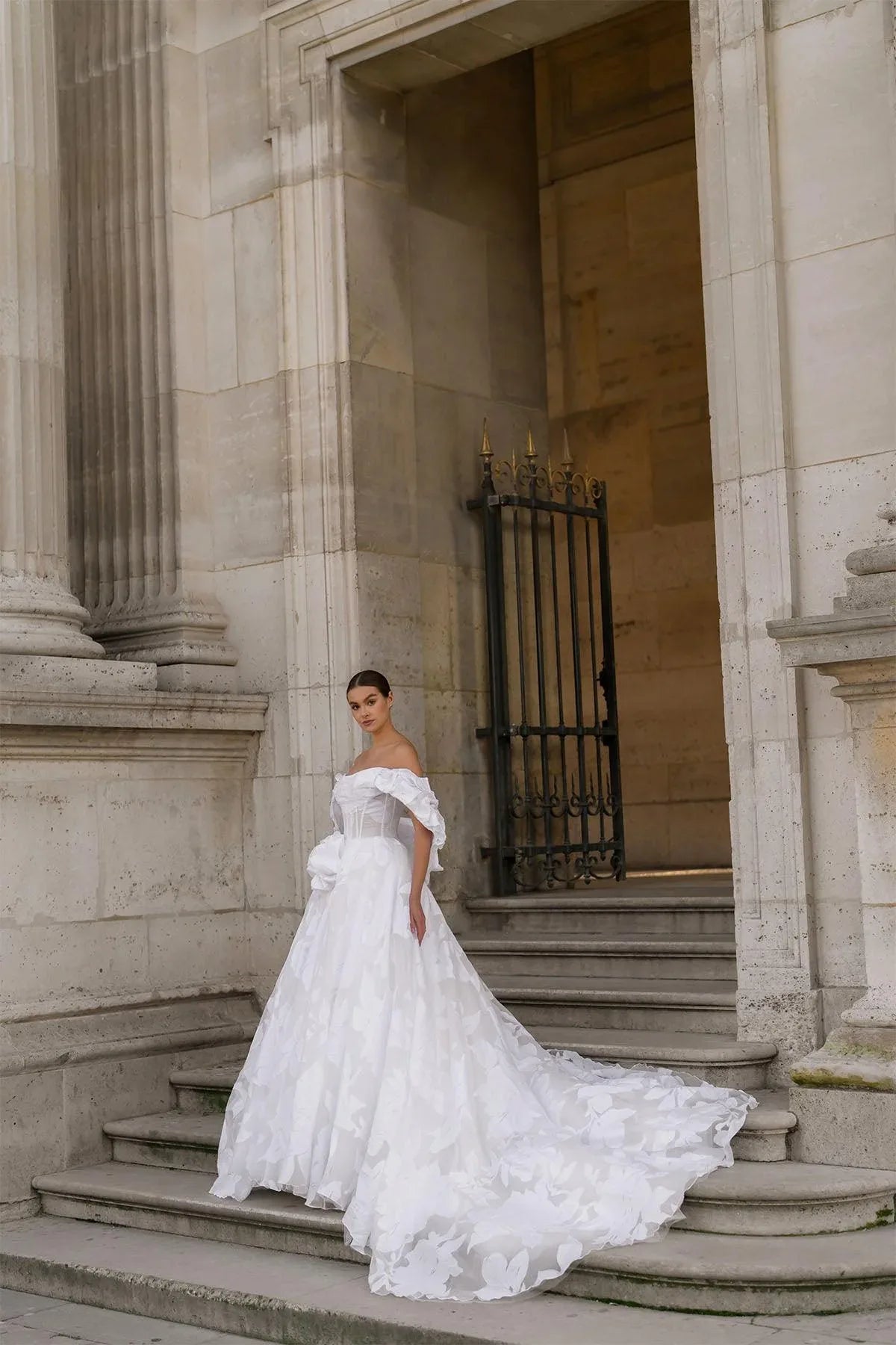 Daniel Brokar Organzeli Düşük Kol Pelerinli Drapeli A Kesim Gelinlik - Mediha Cambaz Bridal