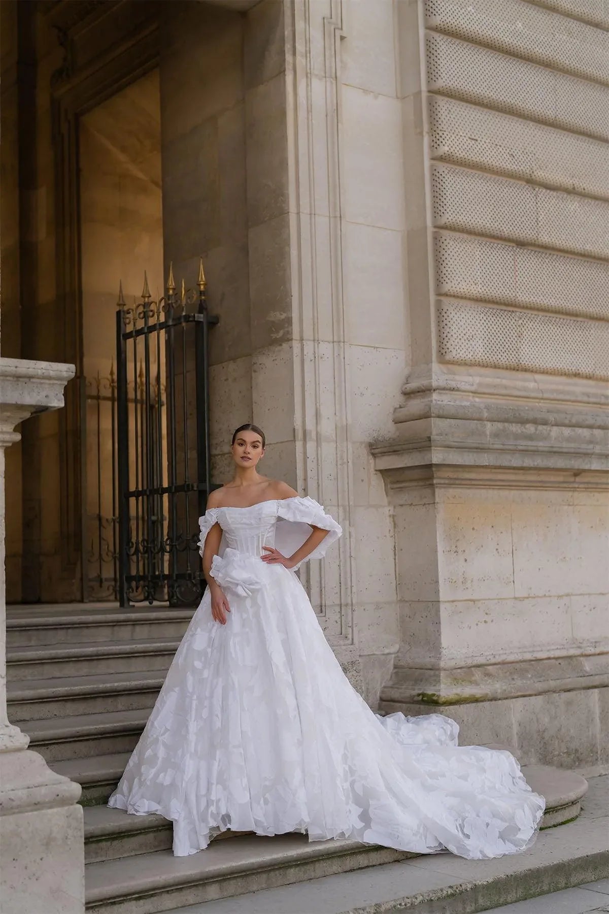 Daniel Brokar Organzeli Düşük Kol Pelerinli Drapeli A Kesim Gelinlik - Mediha Cambaz Bridal