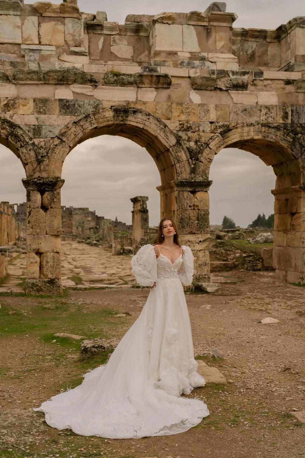 Theodora V Yaka Gül Aplikeli A Kesim Gelinlik - Mediha Cambaz Bridal