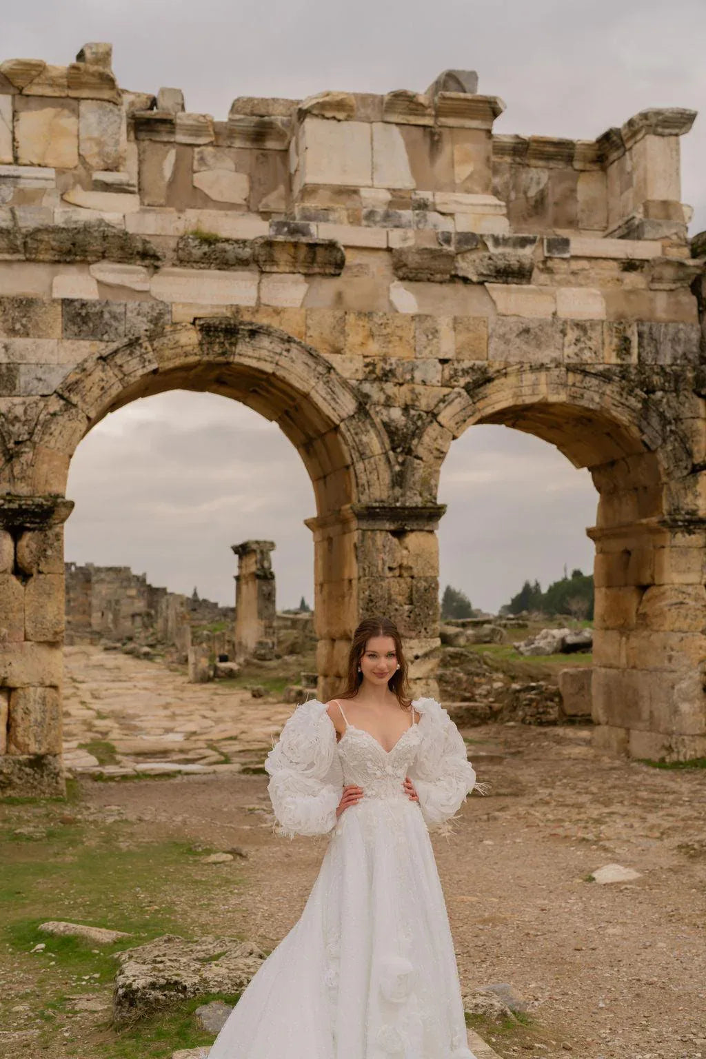 Theodora V Yaka Gül Aplikeli A Kesim Gelinlik - Mediha Cambaz Bridal