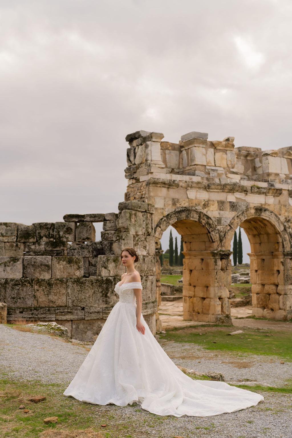 Helena Madonna Yaka Çiçekli A Kesim Gelinlik - Mediha Cambaz Bridal