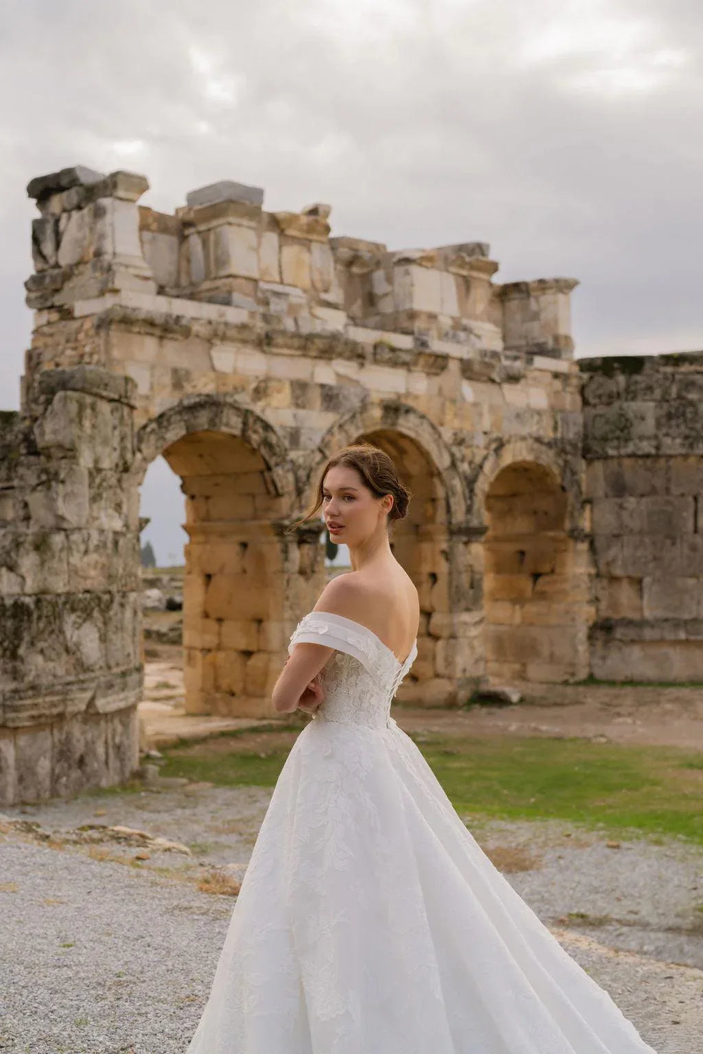 Helena Madonna Yaka Çiçekli A Kesim Gelinlik - Mediha Cambaz Bridal