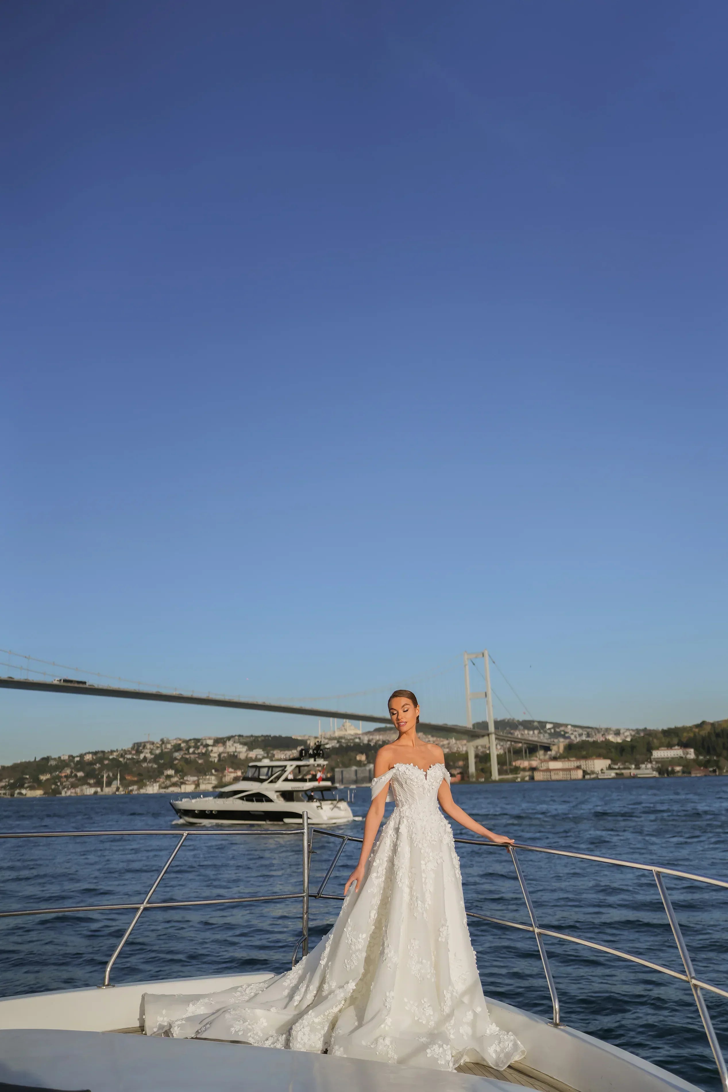 Amara Madonna Yaka Drapeli Üç Boyutlu Çiçekli A Kesim Gelinlik - Mediha Cambaz Bridal