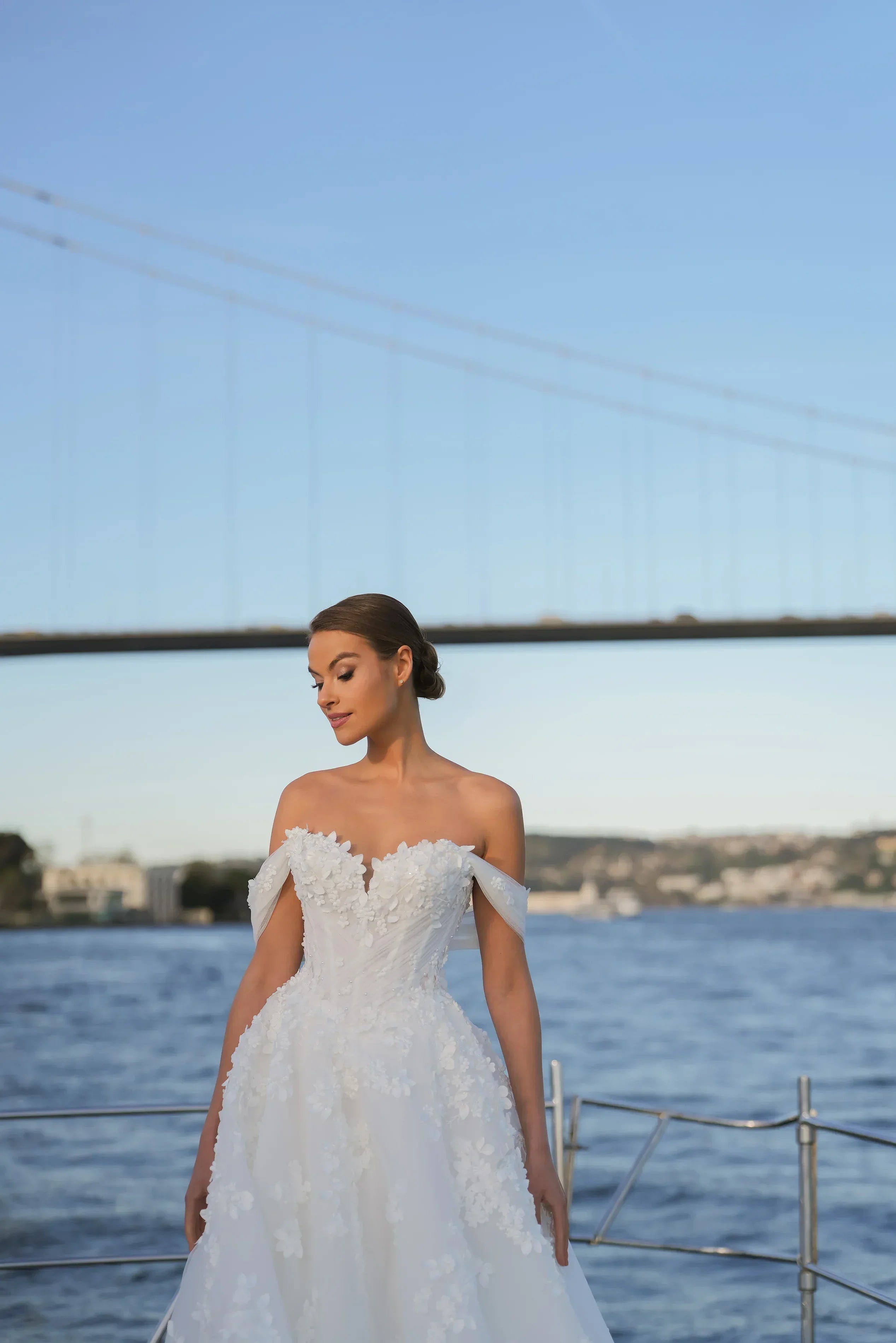 Amara Madonna Yaka Drapeli Üç Boyutlu Çiçekli A Kesim Gelinlik - Mediha Cambaz Bridal