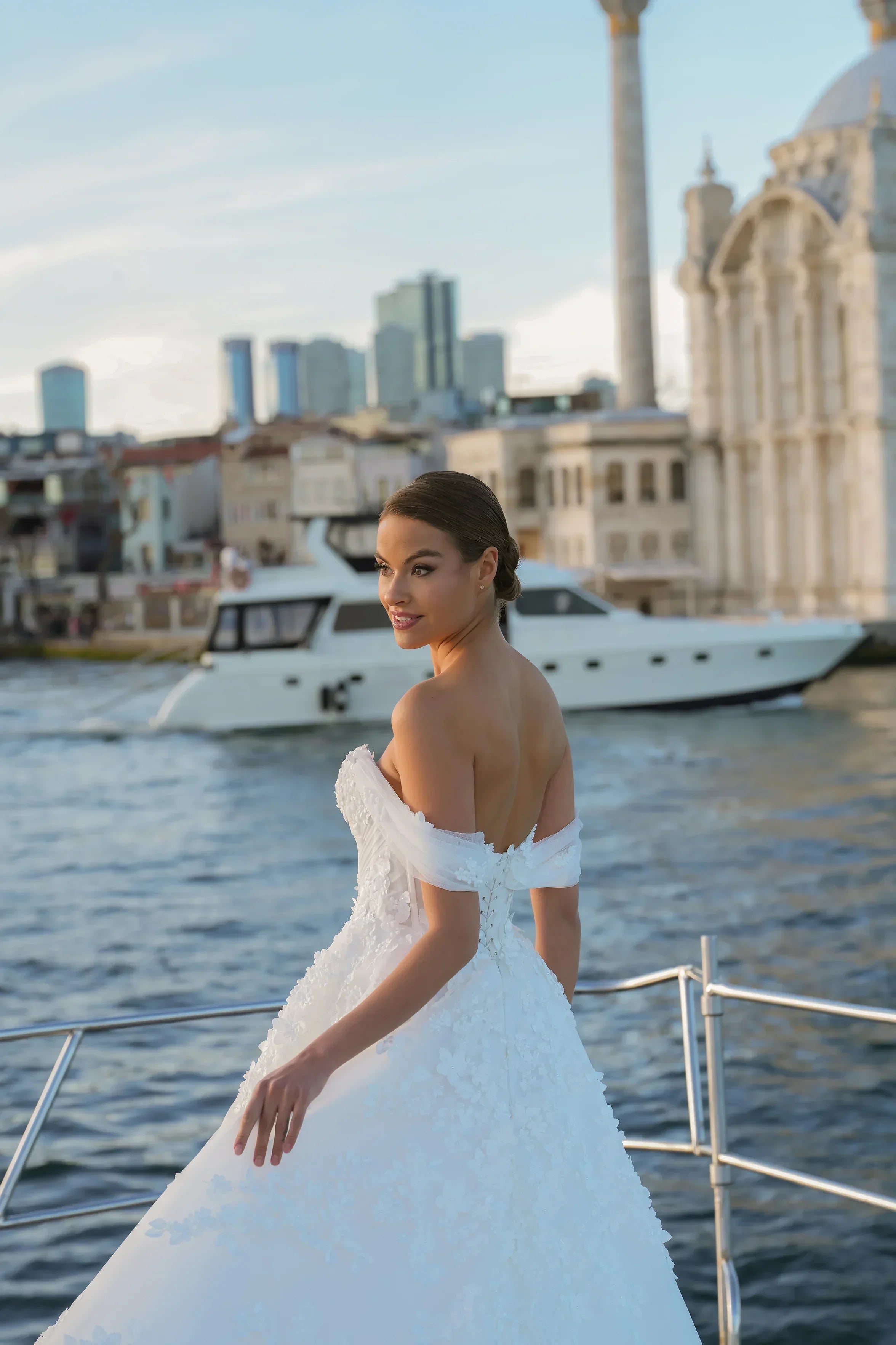 Amara Madonna Yaka Drapeli Üç Boyutlu Çiçekli A Kesim Gelinlik - Mediha Cambaz Bridal
