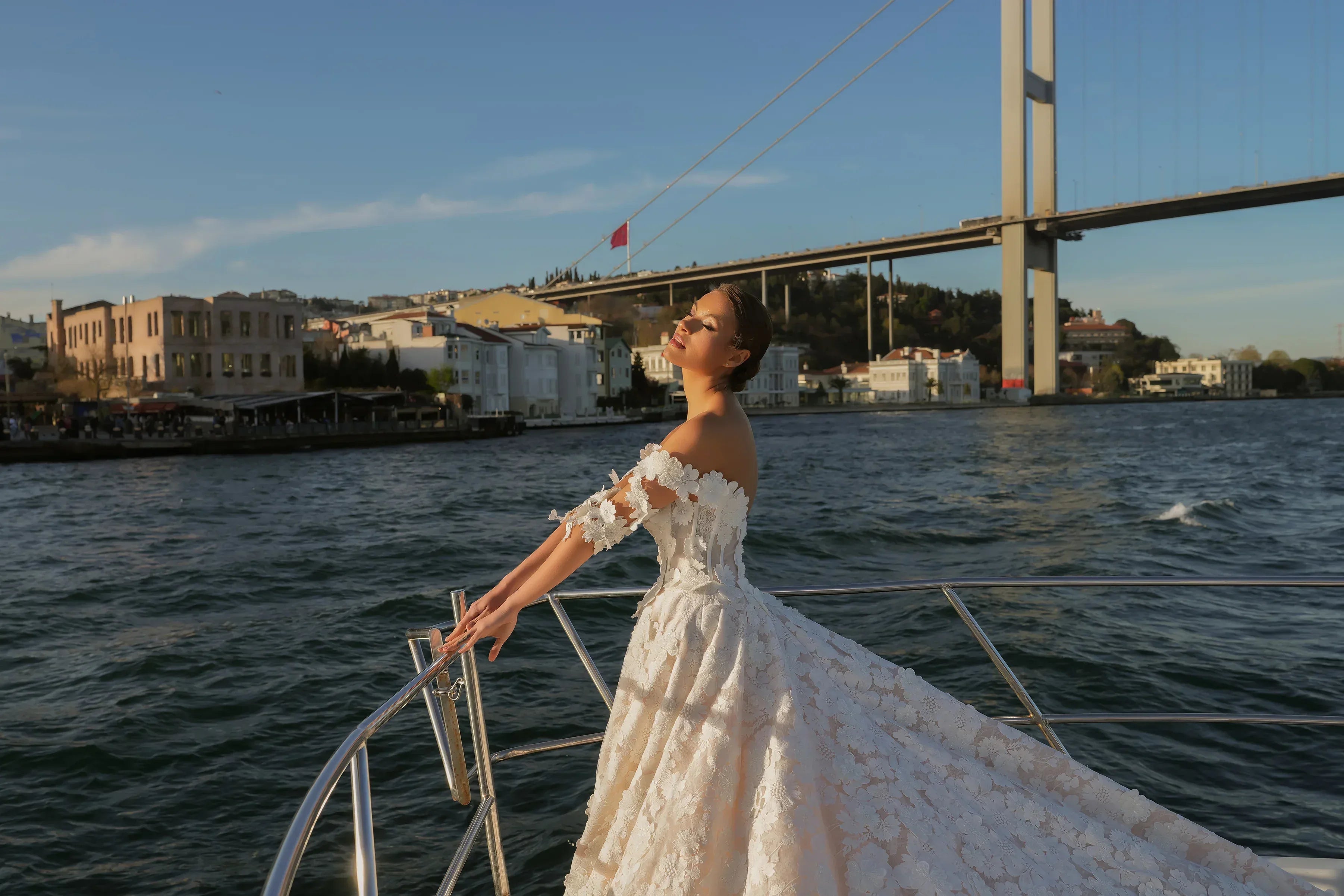 Paeonia Havuz Yaka Üç Boyutlu Çiçek Dantelli A Kesim Gelinlik - Mediha Cambaz Bridal