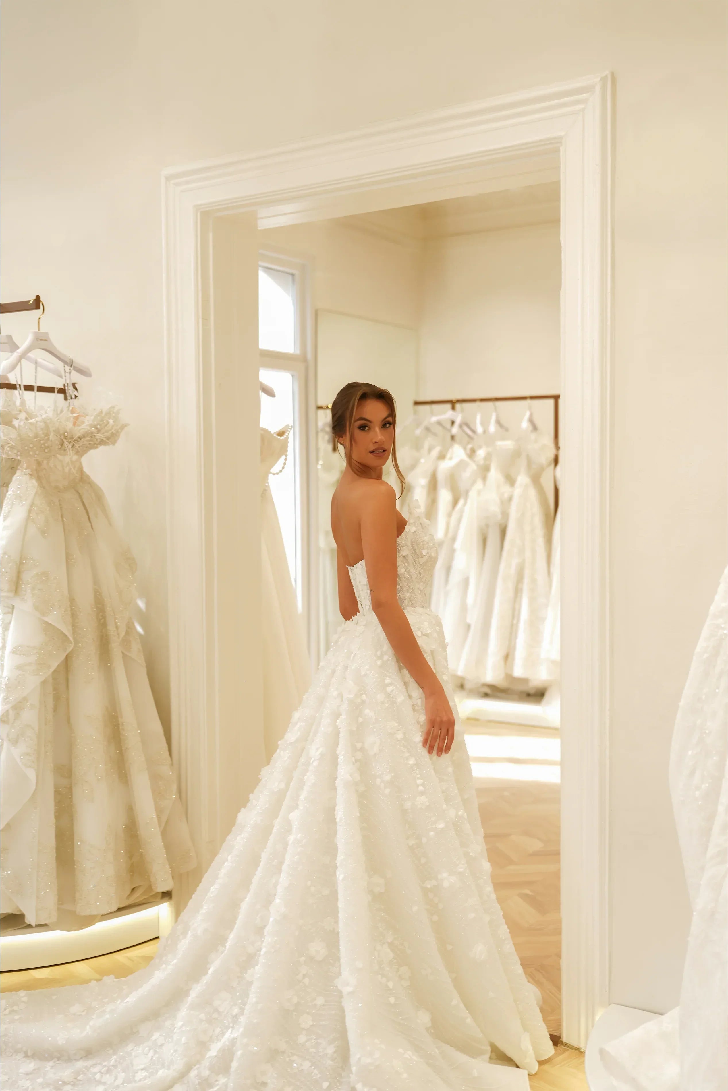 Elise Havuz Yaka Straplez Üç Boyutlu Balık Kesim Gelinlik - Mediha Cambaz Bridal
