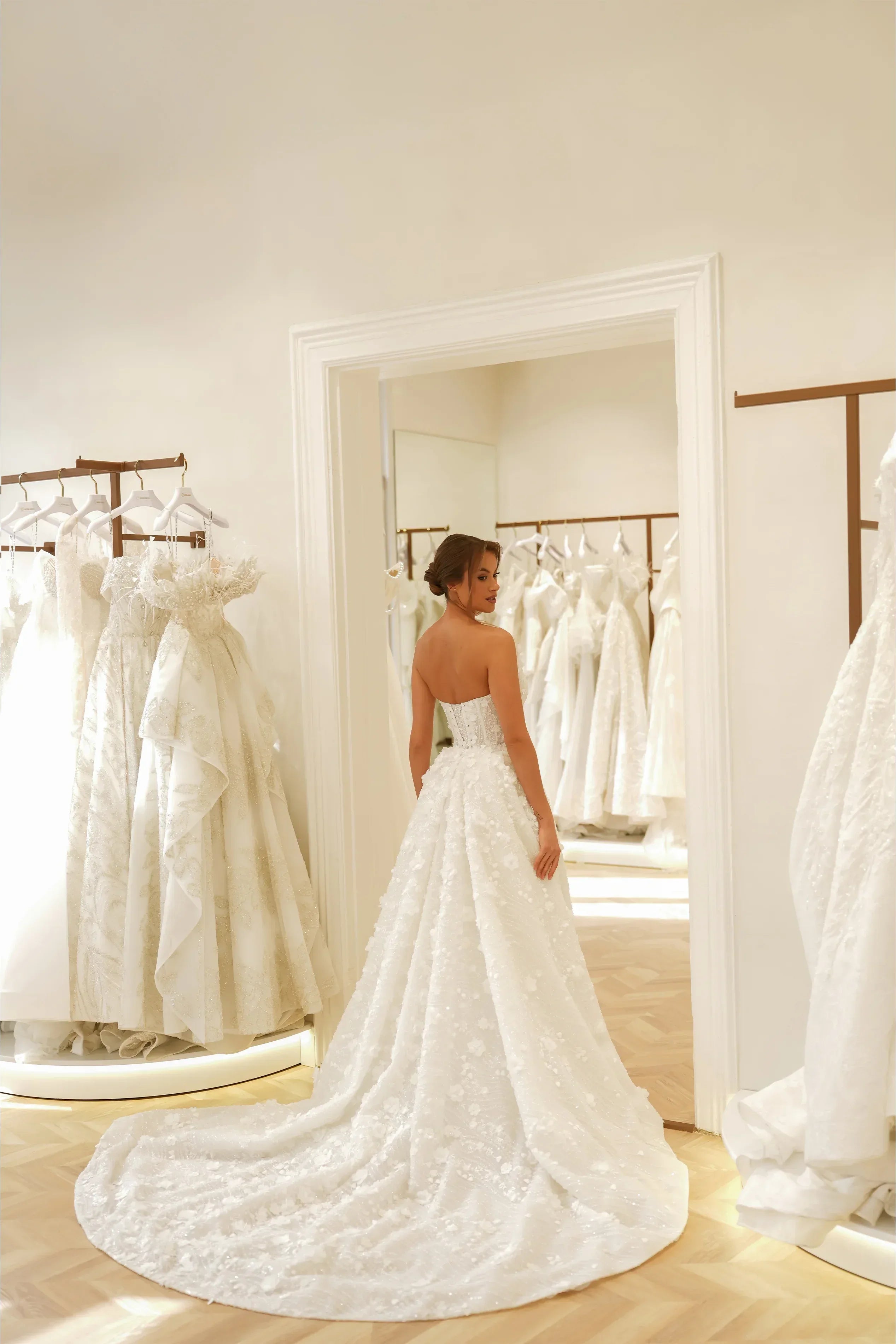 Elise Havuz Yaka Straplez Üç Boyutlu Balık Kesim Gelinlik - Mediha Cambaz Bridal
