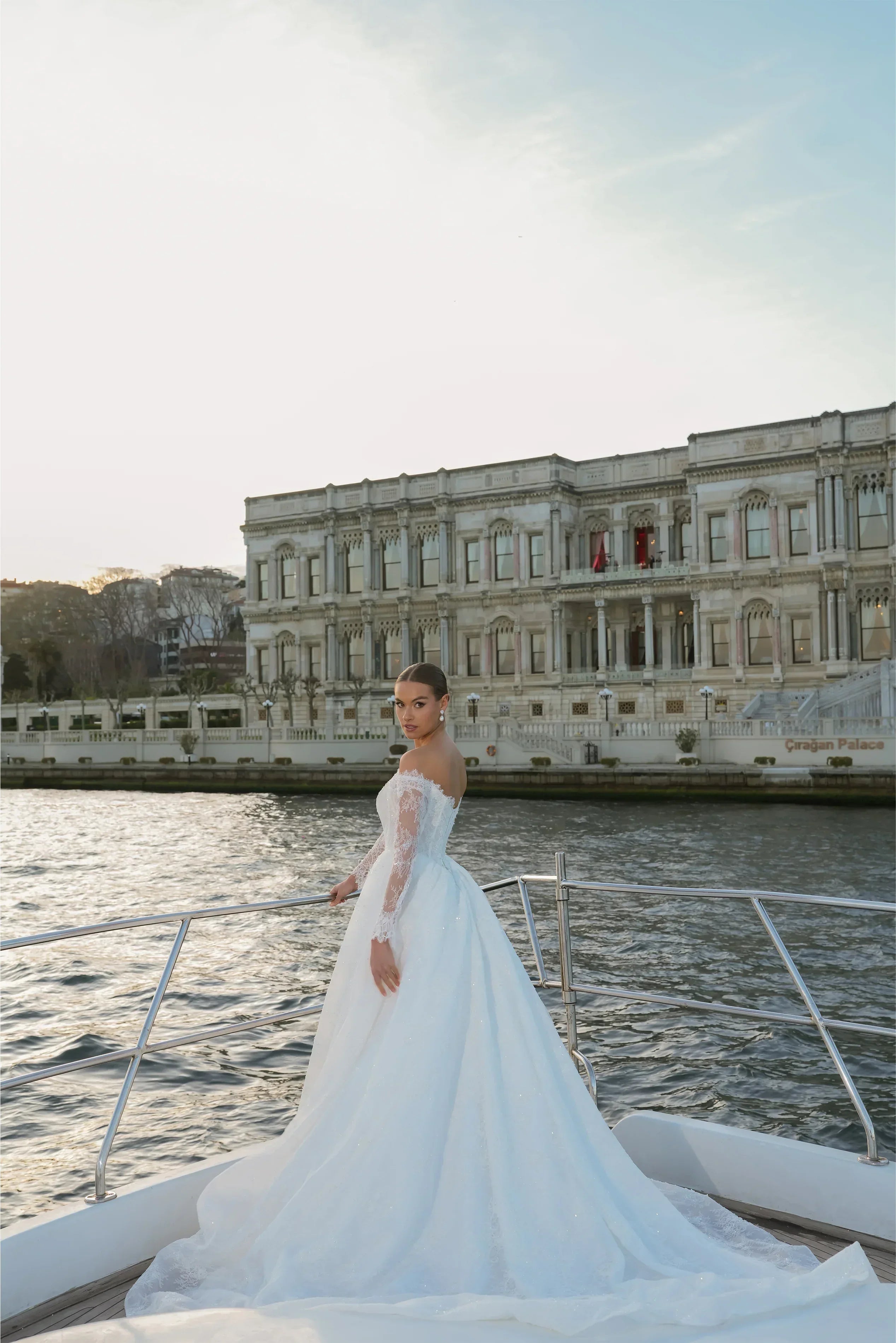 Leontine Havuz Yaka Fransız Dantelli Prenses Gelinlik - Mediha Cambaz Bridal