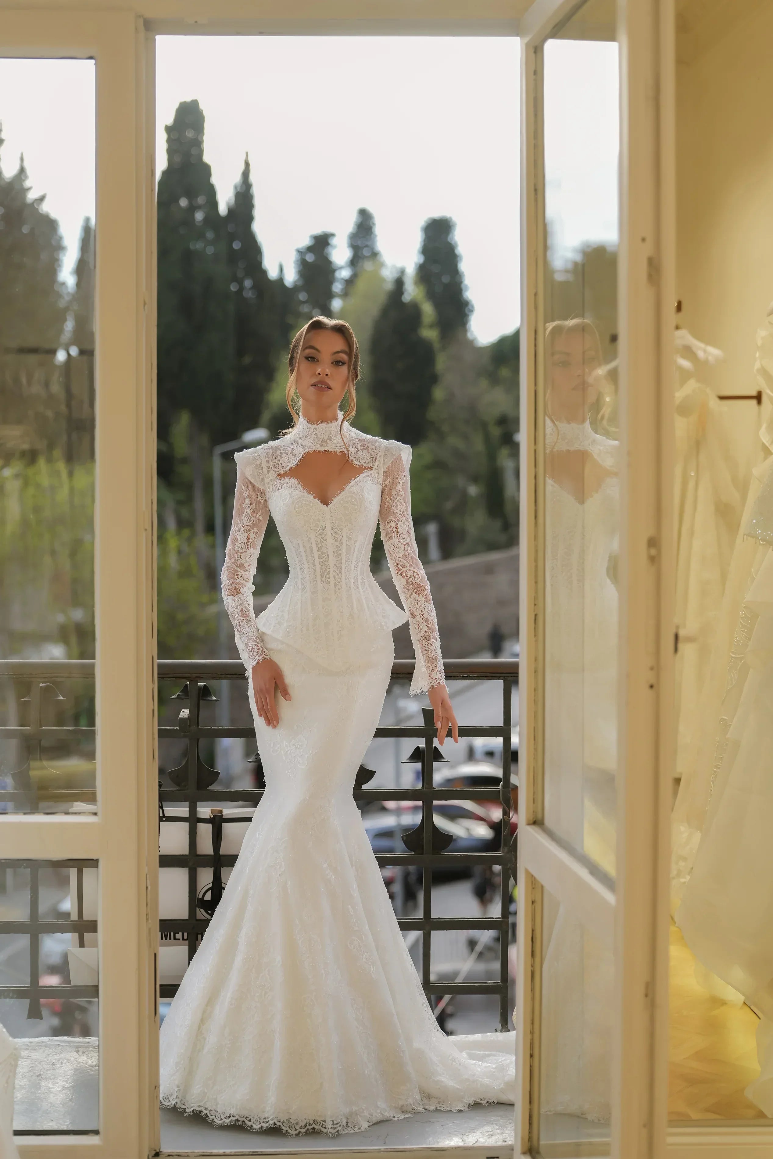 Zeal Havuz Yaka Korsajlı Fransız Dantelli İki Parça Balık Gelinlik - Mediha Cambaz Bridal