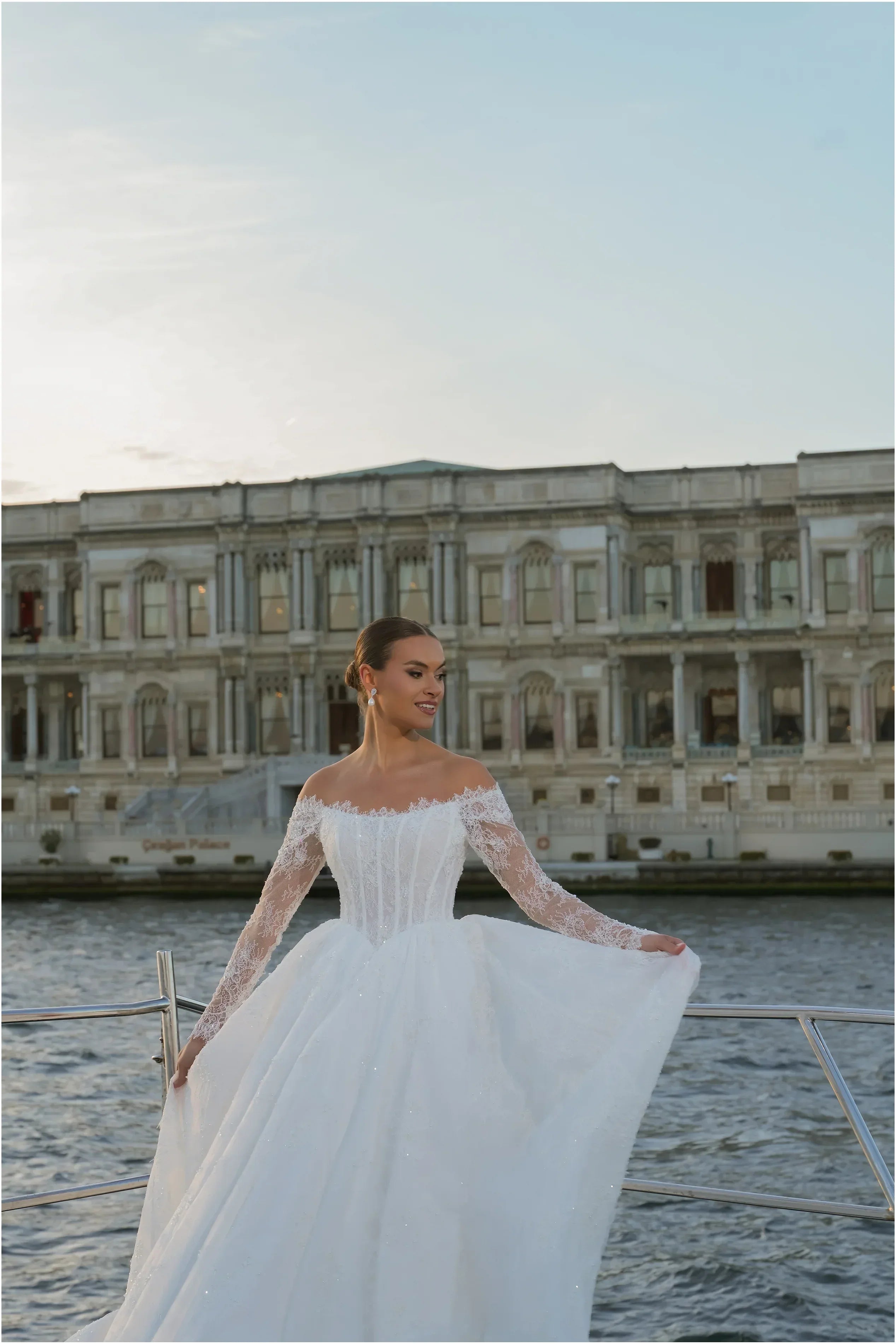 Leontine Havuz Yaka Fransız Dantelli Prenses Gelinlik - Mediha Cambaz Bridal