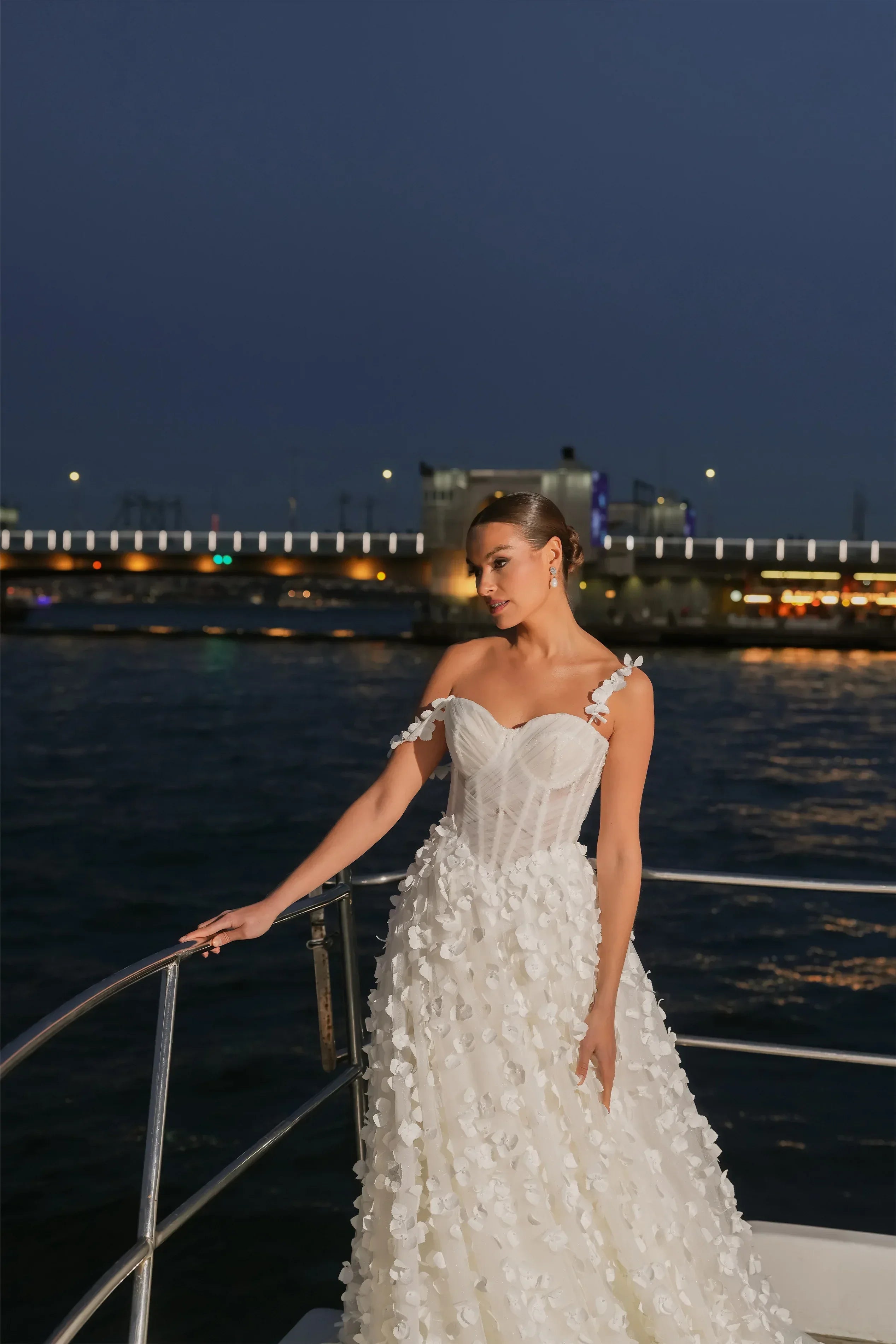 Caleb M Yaka Üç Boyutlu Çiçekli A Kesim Helen Gelinlik - Mediha Cambaz Bridal