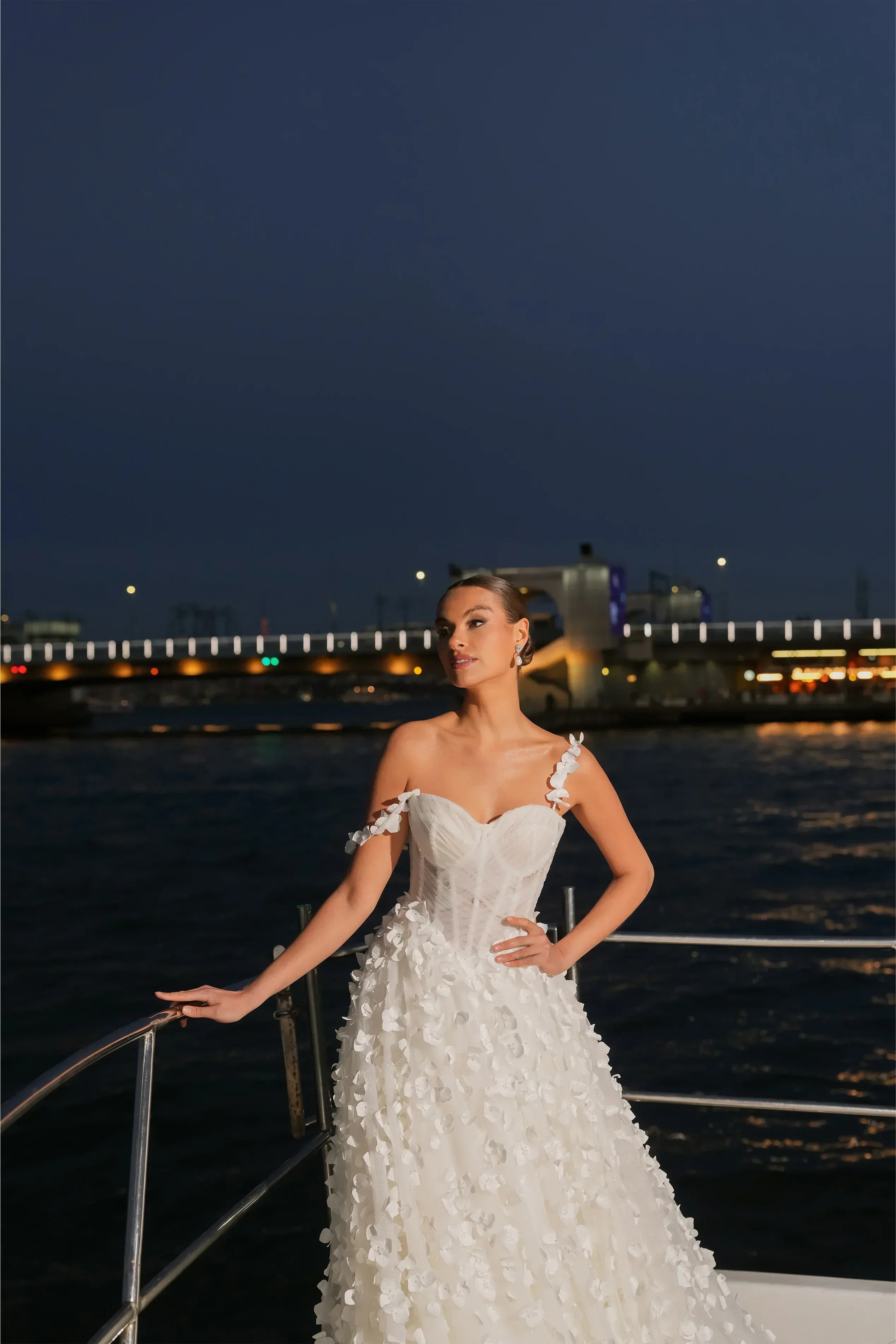 Caleb M Yaka Üç Boyutlu Çiçekli A Kesim Helen Gelinlik - Mediha Cambaz Bridal