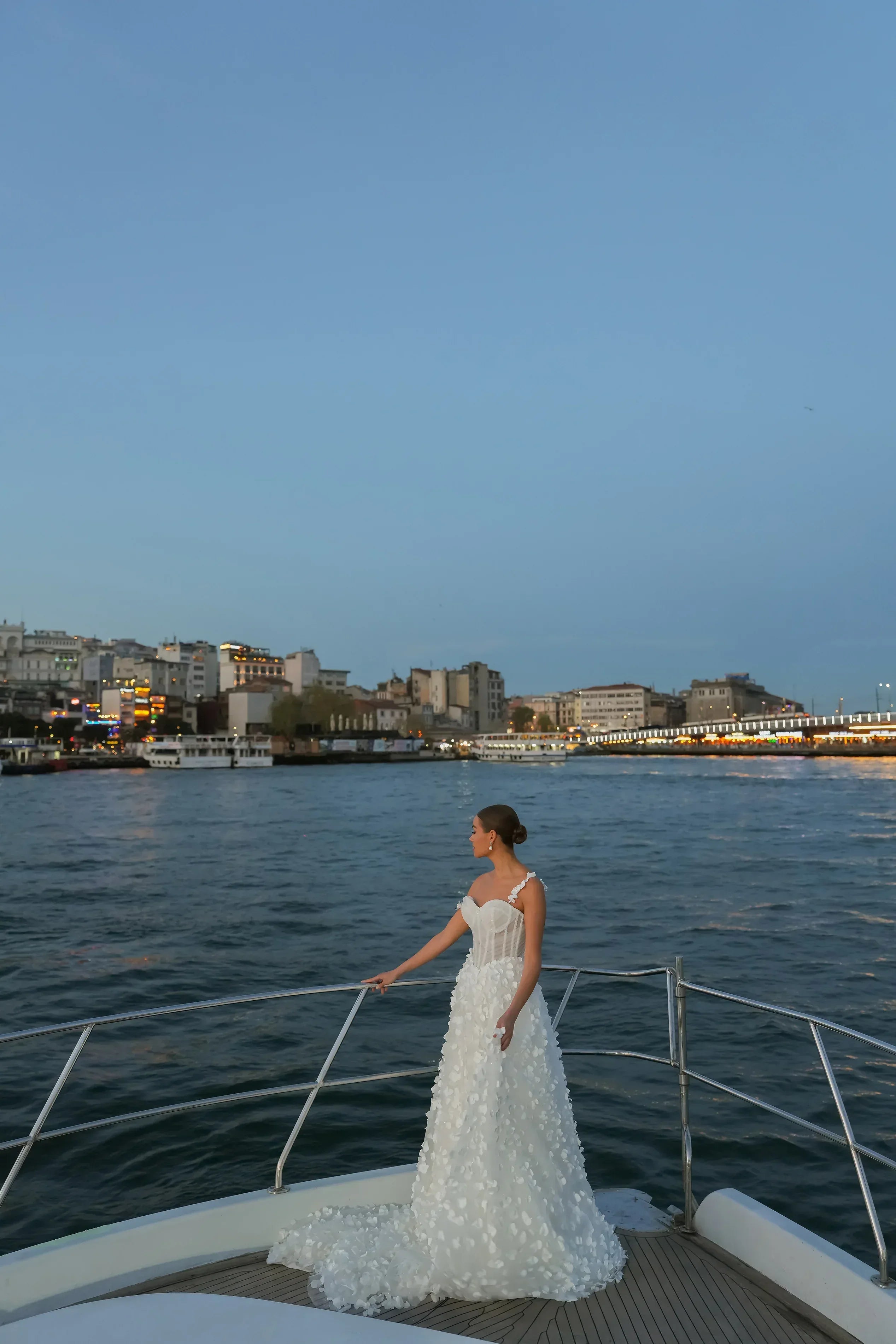 Caleb M Yaka Üç Boyutlu Çiçekli A Kesim Helen Gelinlik - Mediha Cambaz Bridal