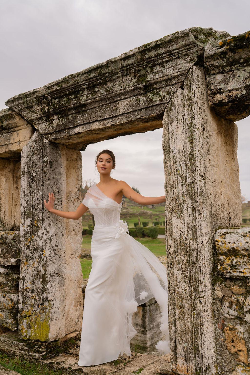 Antiope Drapeli Çiçek Aplikeli Düz Kesim Gelinlik - Mediha Cambaz Bridal