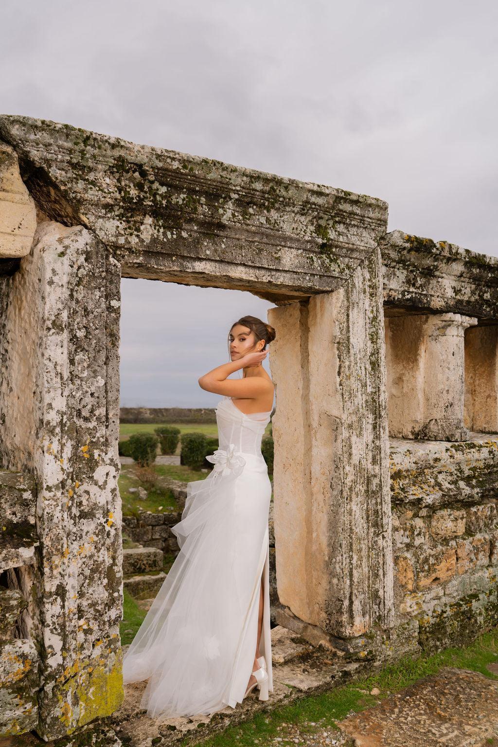 Antiope Drapeli Çiçek Aplikeli Düz Kesim Gelinlik - Mediha Cambaz Bridal