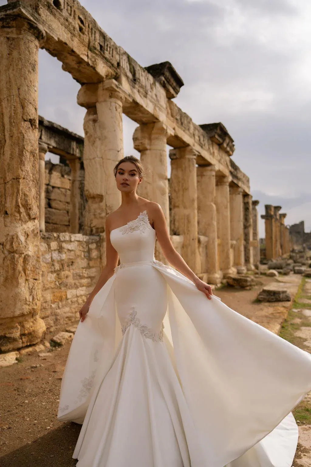 Cleopatra Asimetrik Yaka Entegre Etekli Balık Gelinlik - Mediha Cambaz Bridal