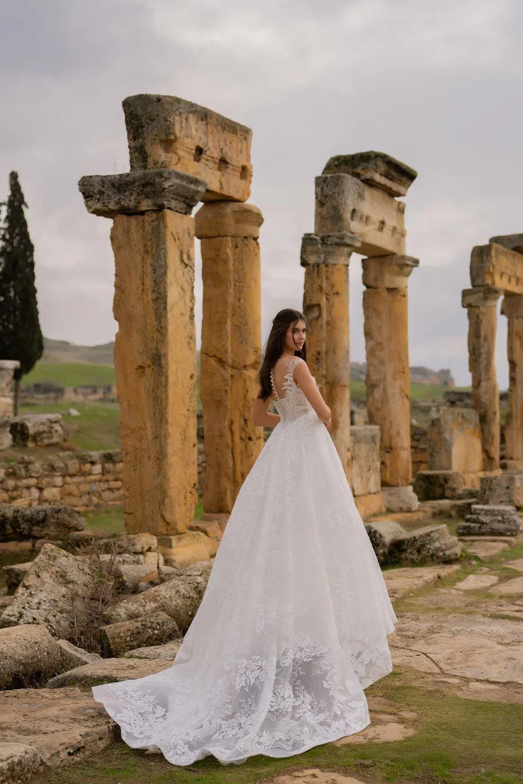 Minevra Düşük Omuzlu Işıltılı A Kesim Gelinlik - Mediha Cambaz Bridal