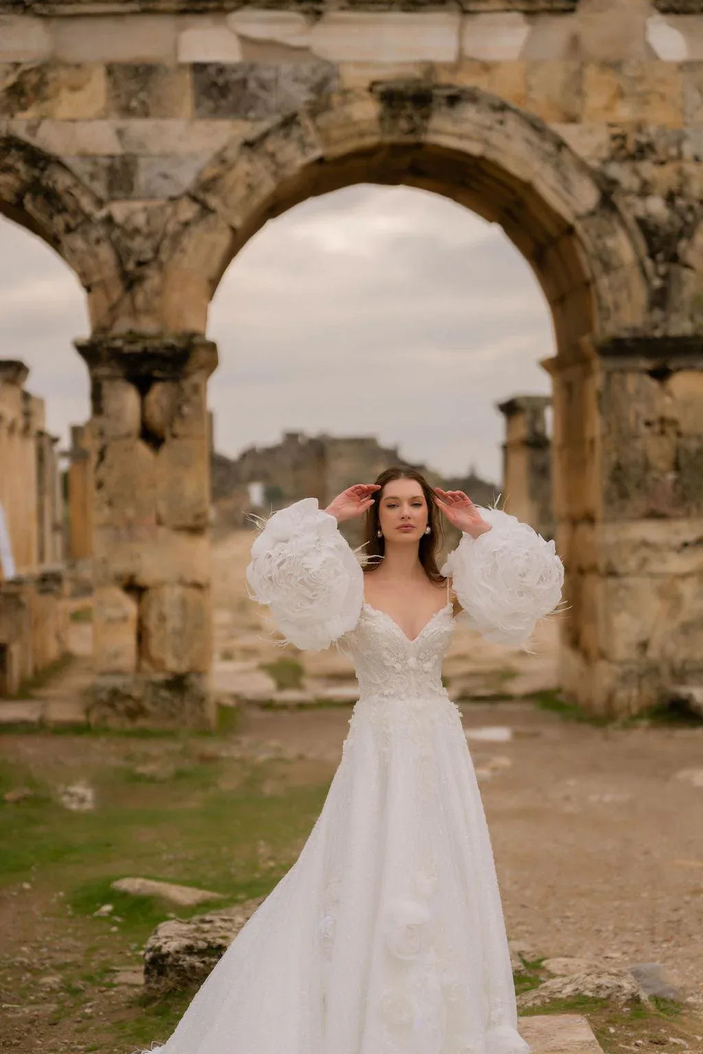 Theodora V Yaka Gül Aplikeli A Kesim Gelinlik - Mediha Cambaz Bridal