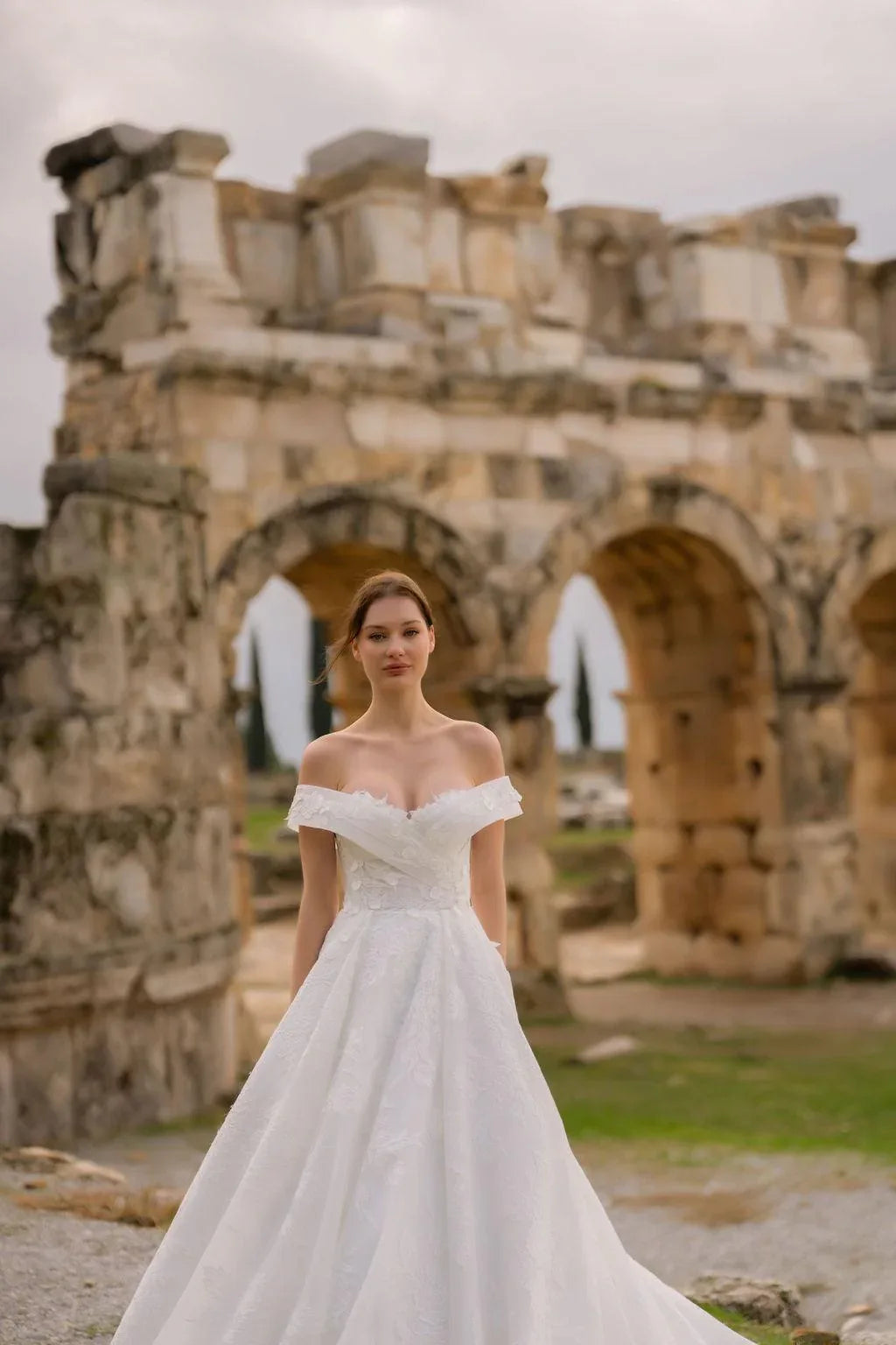 Helena Madonna Yaka Çiçekli A Kesim Gelinlik - Mediha Cambaz Bridal