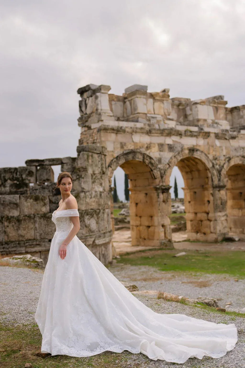 Helena Madonna Yaka Çiçekli A Kesim Gelinlik - Mediha Cambaz Bridal