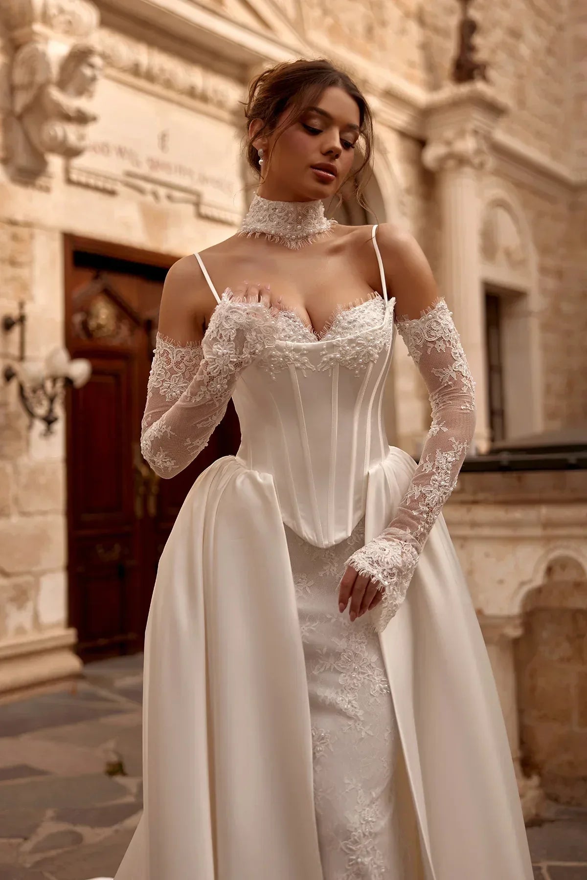 Velvet Saten Entegre Korseli İçi Balık Üstü Prenses Entegre Kollu Eldivenli Fransız Danteli Gelinlik - Mediha Cambaz Bridal