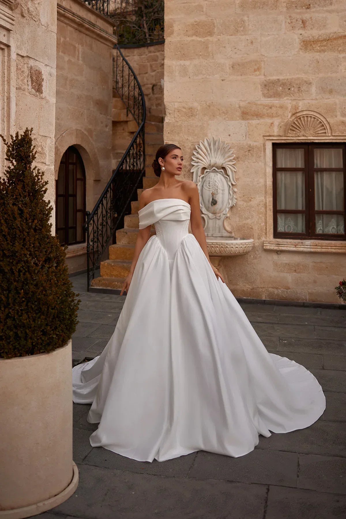 Lovi Asimetrik Drape Yakalı U Korsajlı Saten Gelinlik - Mediha Cambaz Bridal