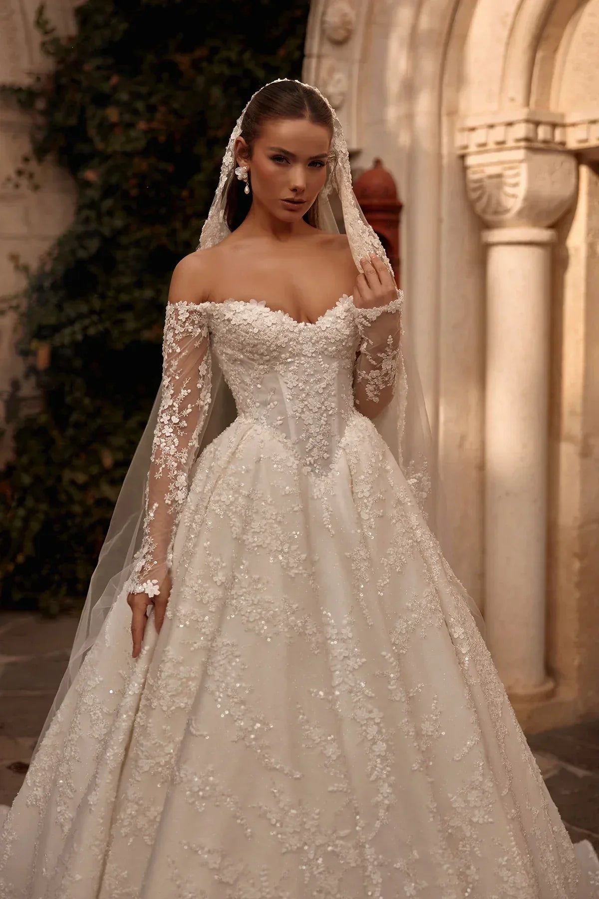 Elysias Çiçekli Üç Boyutlu Kayık Yaka Uzun Kollu Prenses Gelinlik - Mediha Cambaz Bridal