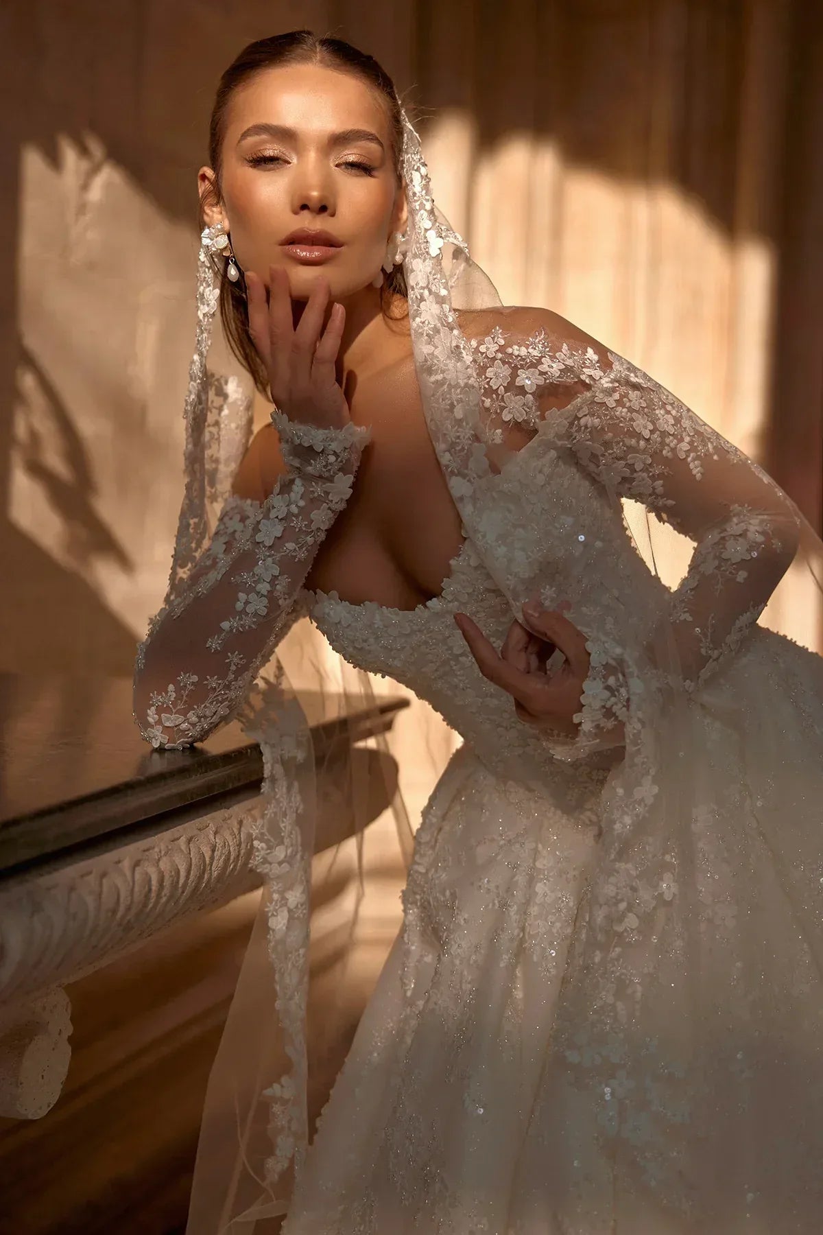 Elysias Çiçekli Üç Boyutlu Kayık Yaka Uzun Kollu Prenses Gelinlik - Mediha Cambaz Bridal