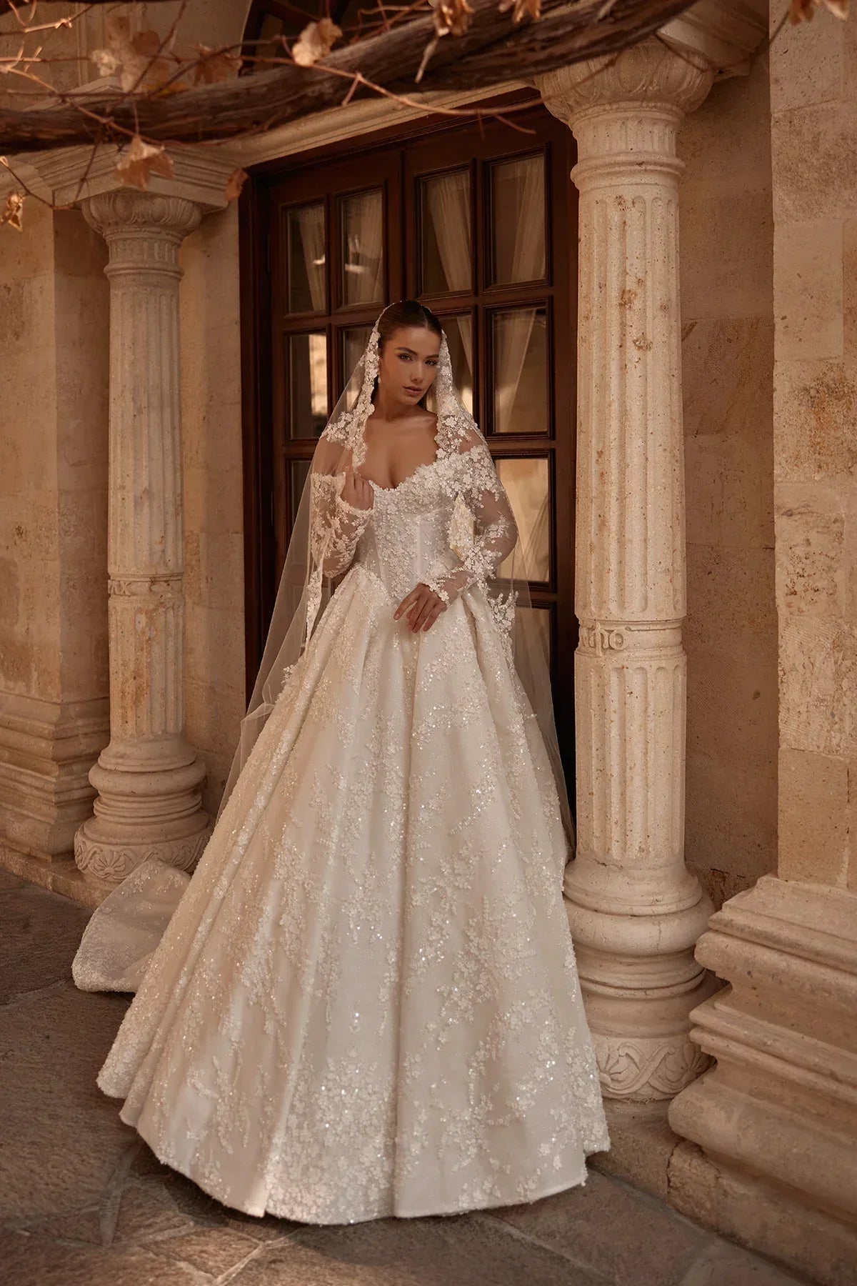 Elysias Çiçekli Üç Boyutlu Kayık Yaka Uzun Kollu Prenses Gelinlik - Mediha Cambaz Bridal