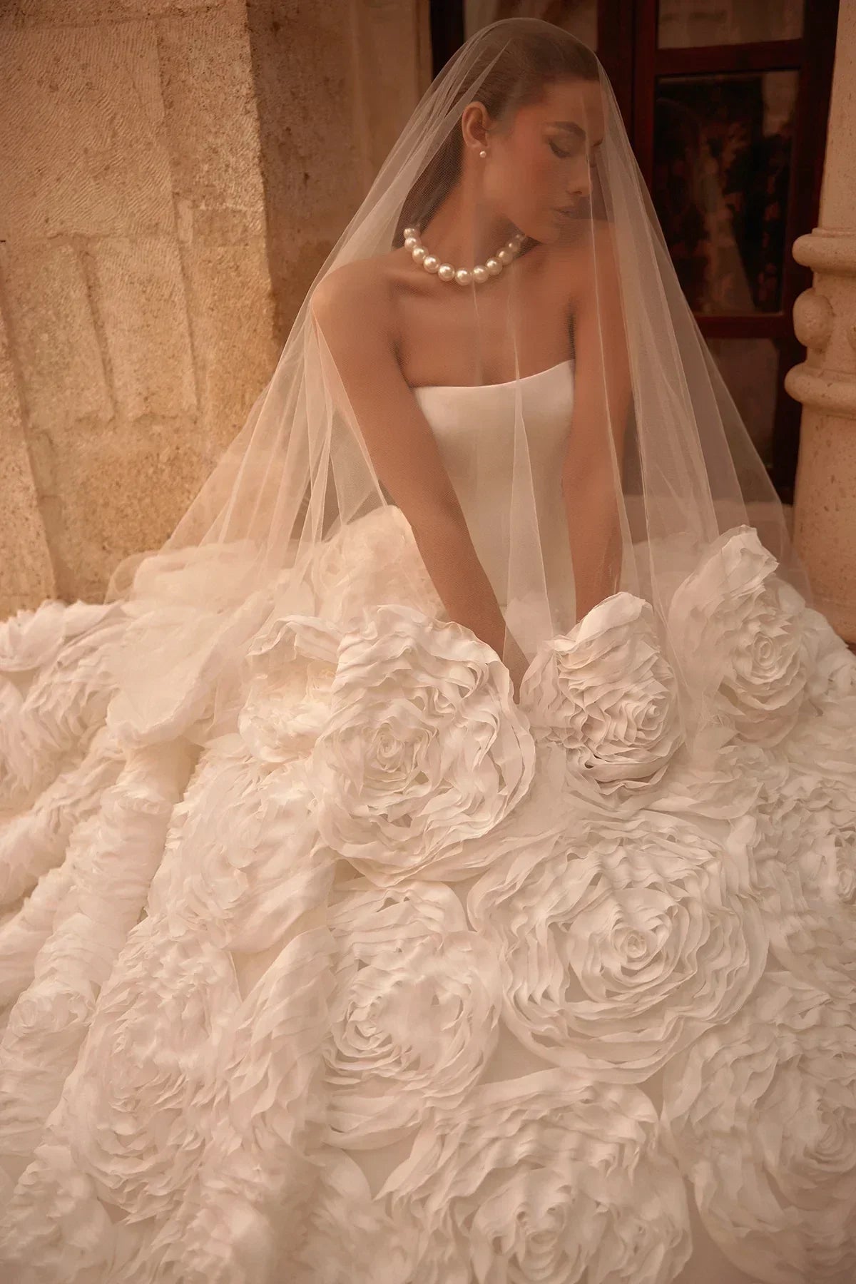 Moonveil Saten Düz Yaka İri Güllü Prenses Etek Gelinlik - Mediha Cambaz Bridal